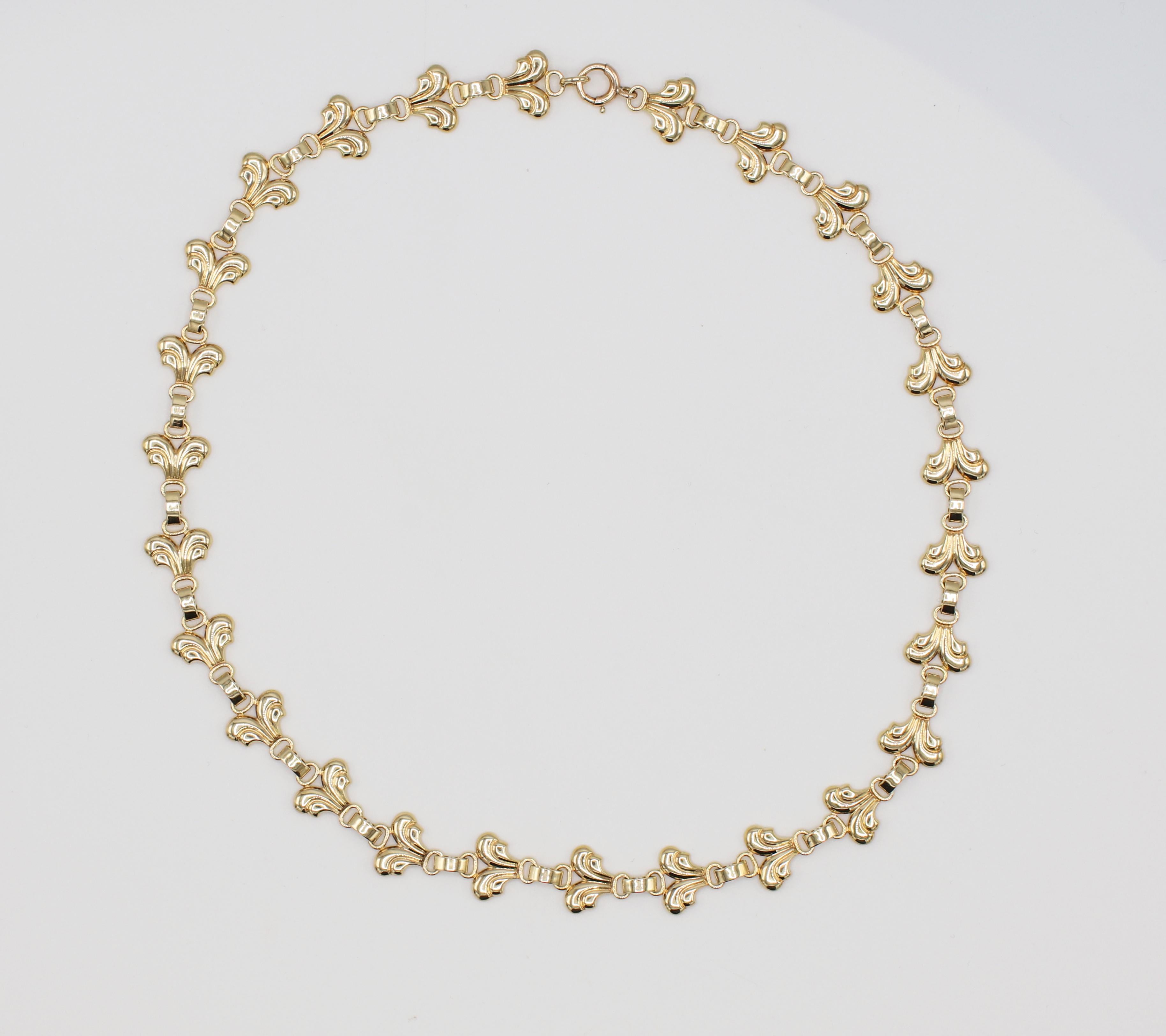 Tiffany & Co. Vintage 14 Karat Yellow Gold Necklace 
Metal: 14k yellow gold
Weight: 26.5 grams
Length: 16 inch
Width: 10.5MM
