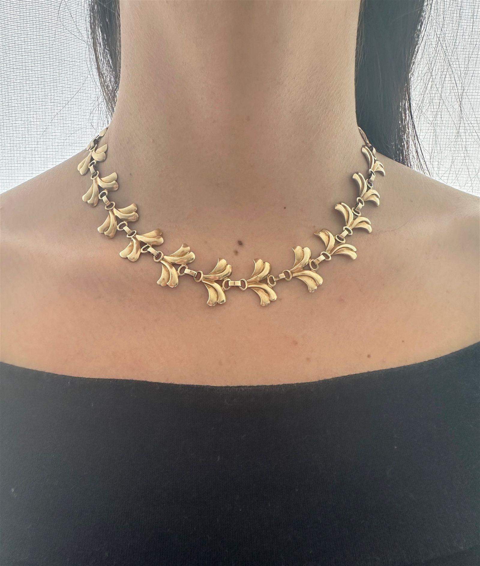 Vintage Blätter Motiv Halskette in 14k Gelbgold von Tiffany & Co. 

Tauchen Sie ein in eine Welt natürlicher Eleganz mit dieser Halskette mit Vintage-Blättermotiv, die von der renommierten Tiffany & Co. sorgfältig in 14-karätigem Gelbgold gefertigt