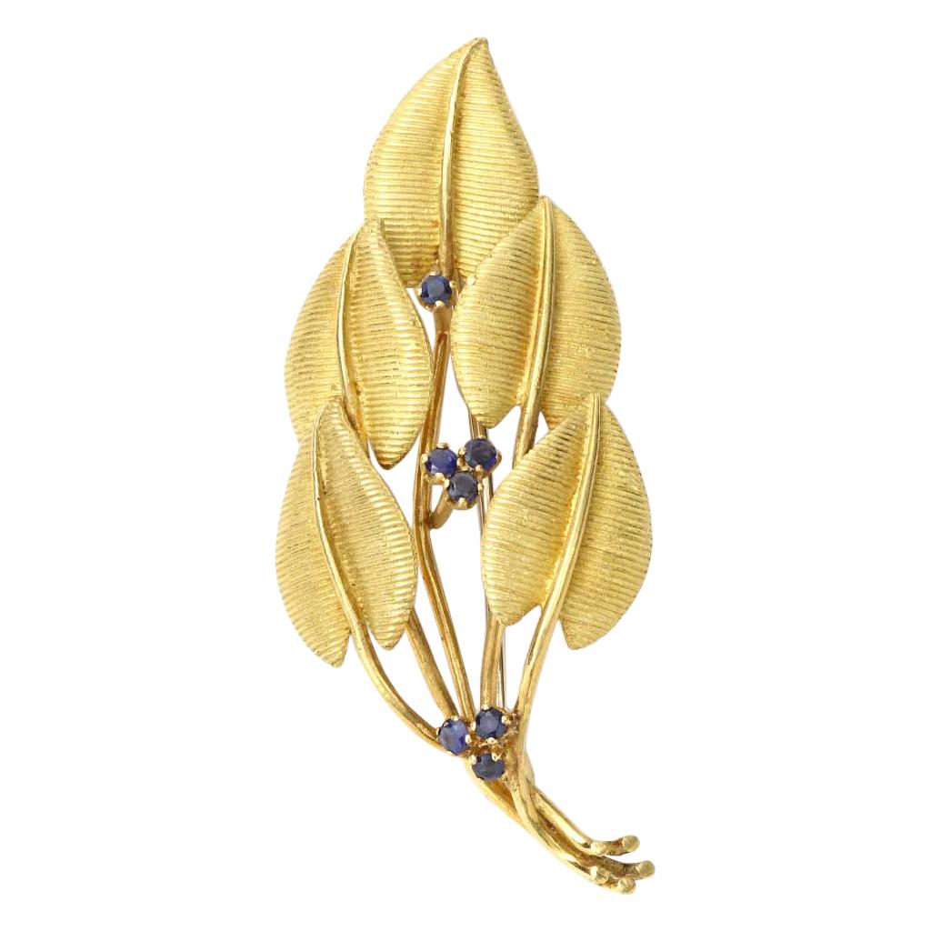 Tiffany & Co. Vintage 18 Karat Yellow Gold and Blue Sapphire Brooch, circa 1960 For Sale