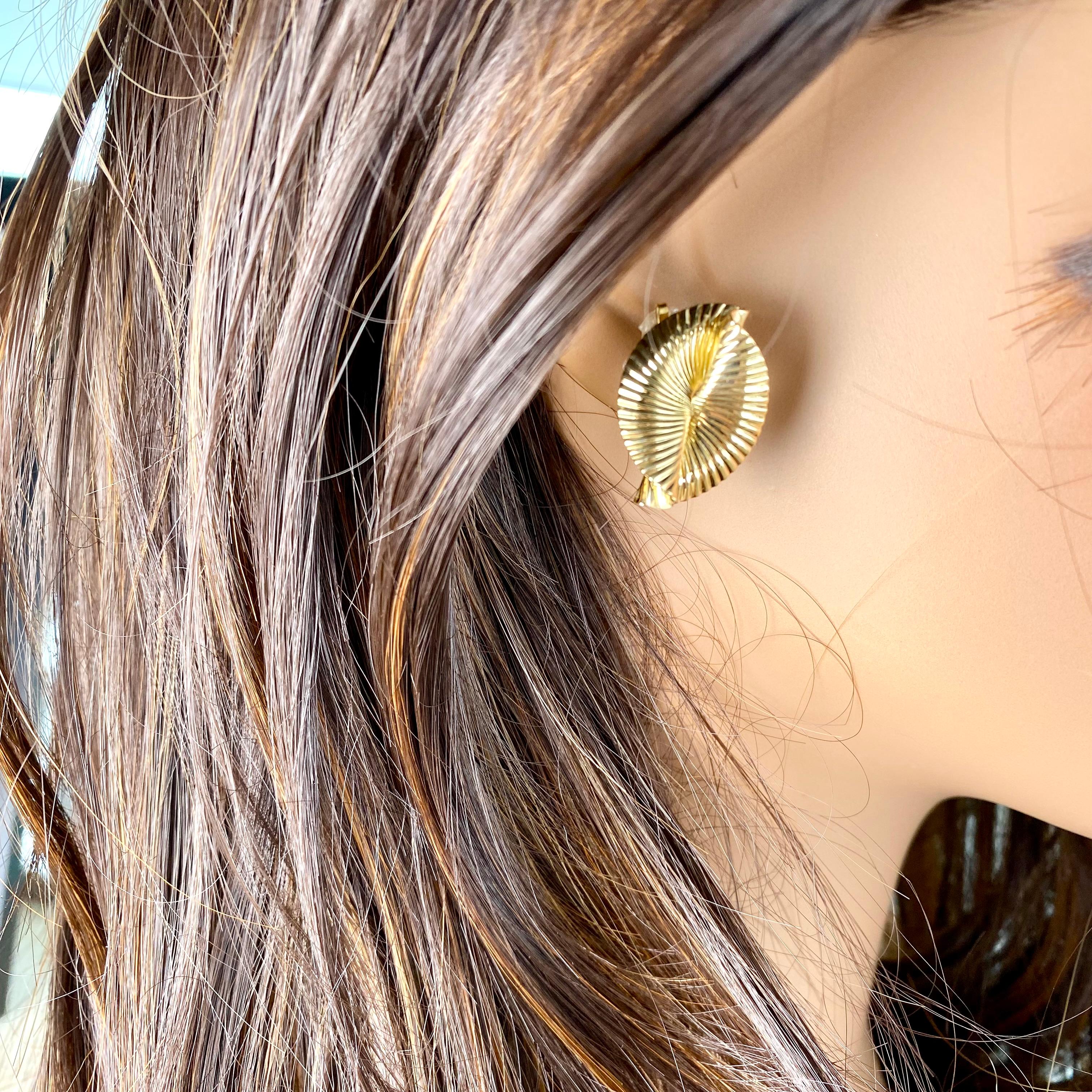 Women's Tiffany Co Vintage 18 Karat Yellow Gold Fluted Twirl Clip on 1.00 Inch Earrings