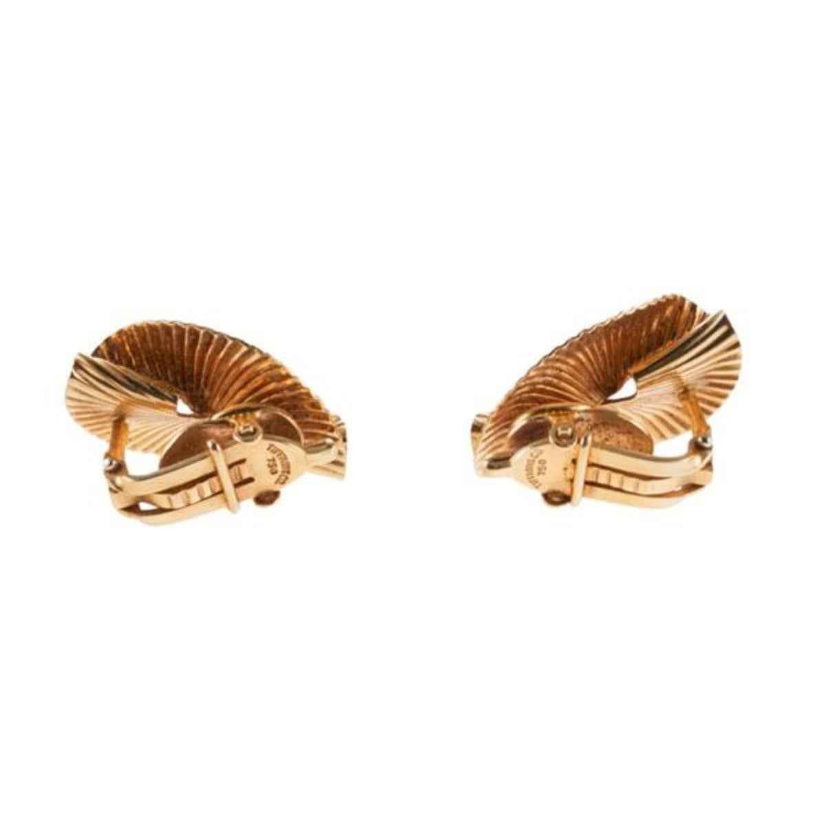 Tiffany Co Vintage 18 Karat Yellow Gold Fluted Twirl Clip on 1.00 Inch Earrings For Sale 5