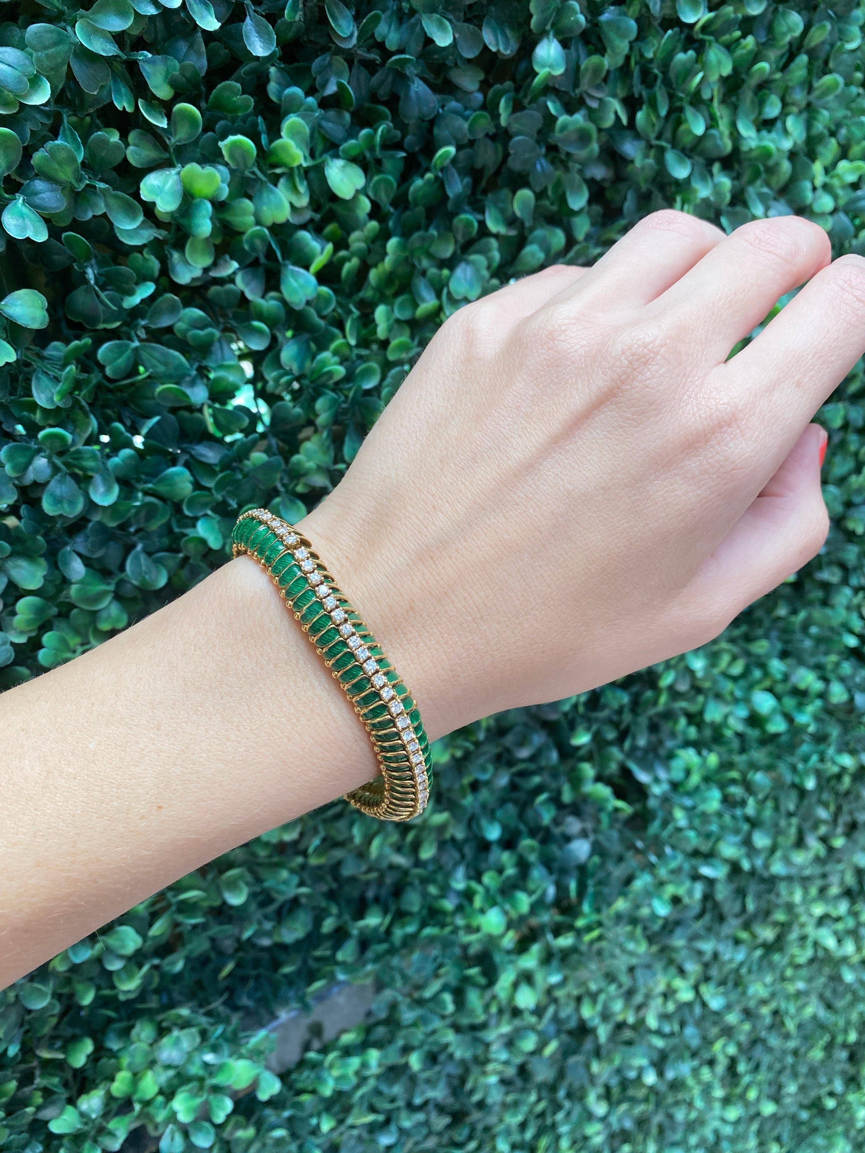 Tiffany & Co. Armband aus 18 Karat Gelbgold mit grüner Emaille und Diamanten (Rundschliff) im Angebot