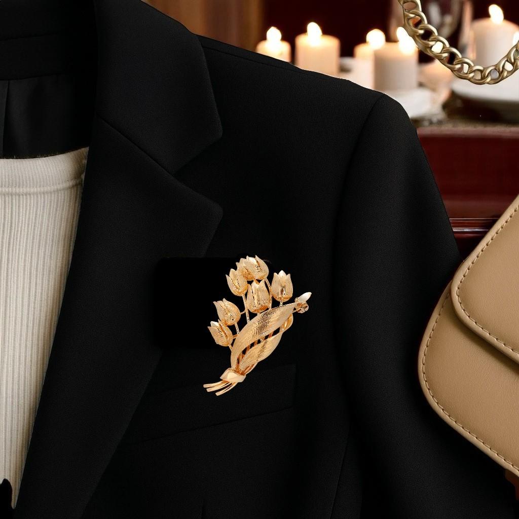 The Tiffany and Co. Yellow Gold Tulip Brooch is a beautiful and elegant piece of jewelry that is sure to be a treasured addition to any collection. This brooch is signed and made of 18kt yellow gold, which gives it a rich and luxurious look.
Brooch