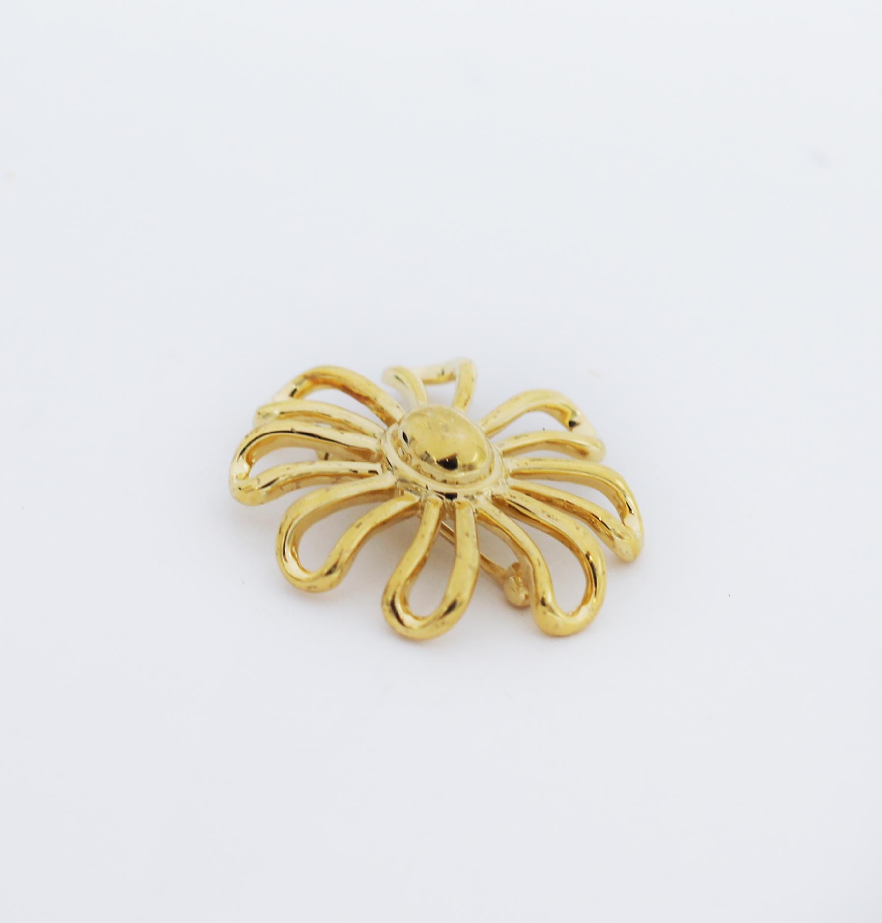 Tiffany & Co. Vintage 18k Gold Daisy Flower Brooch Pin In Good Condition For Sale In San Fernando, CA