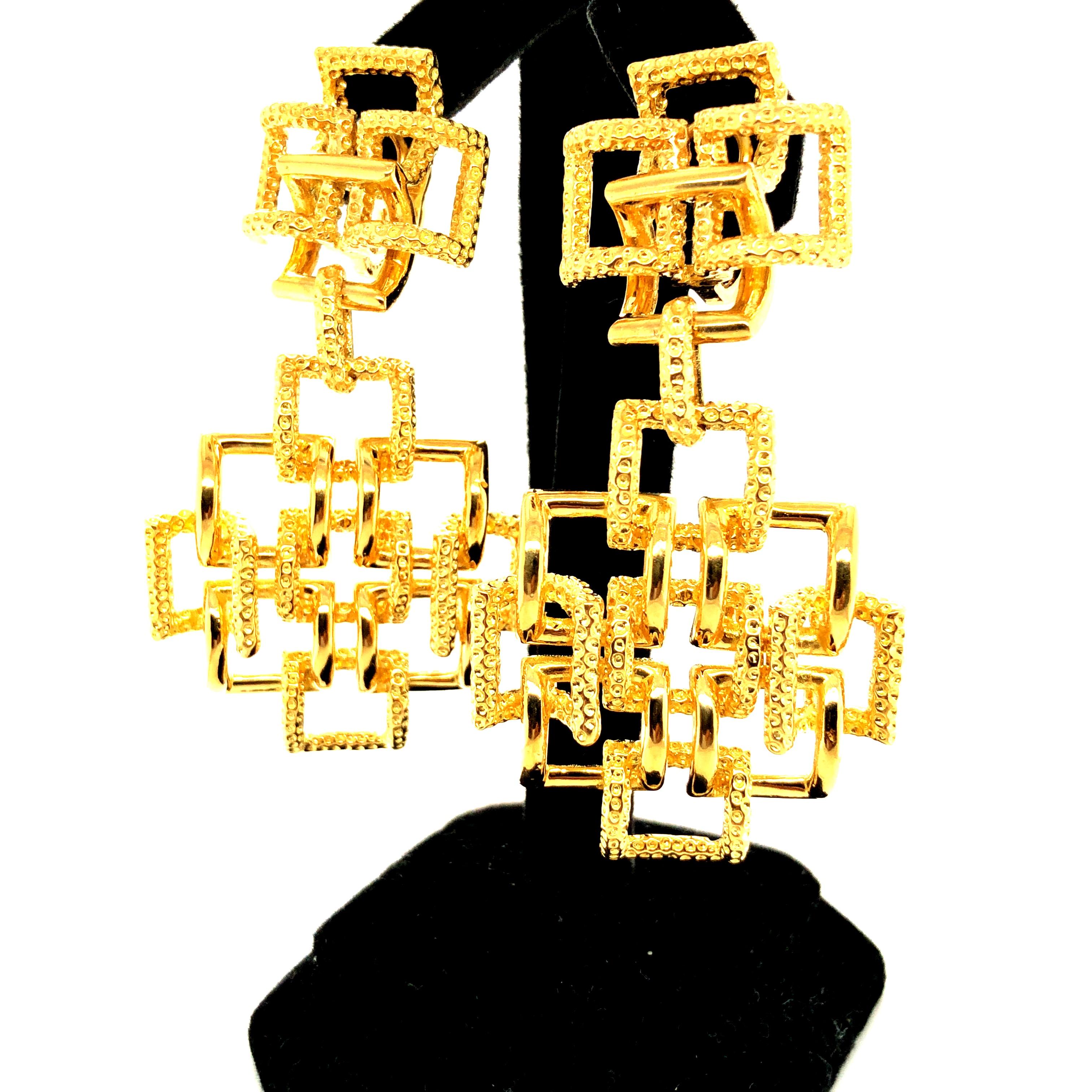 Offered here is a gorgeous Tiffany & co 18k yellow gold clip on earrings. The earrings are from the late 1960’s early 1970’s. The earrings are stamped 18k on the back of the clip and one of the earring has the makers mark Tiffany & co. The earrings
