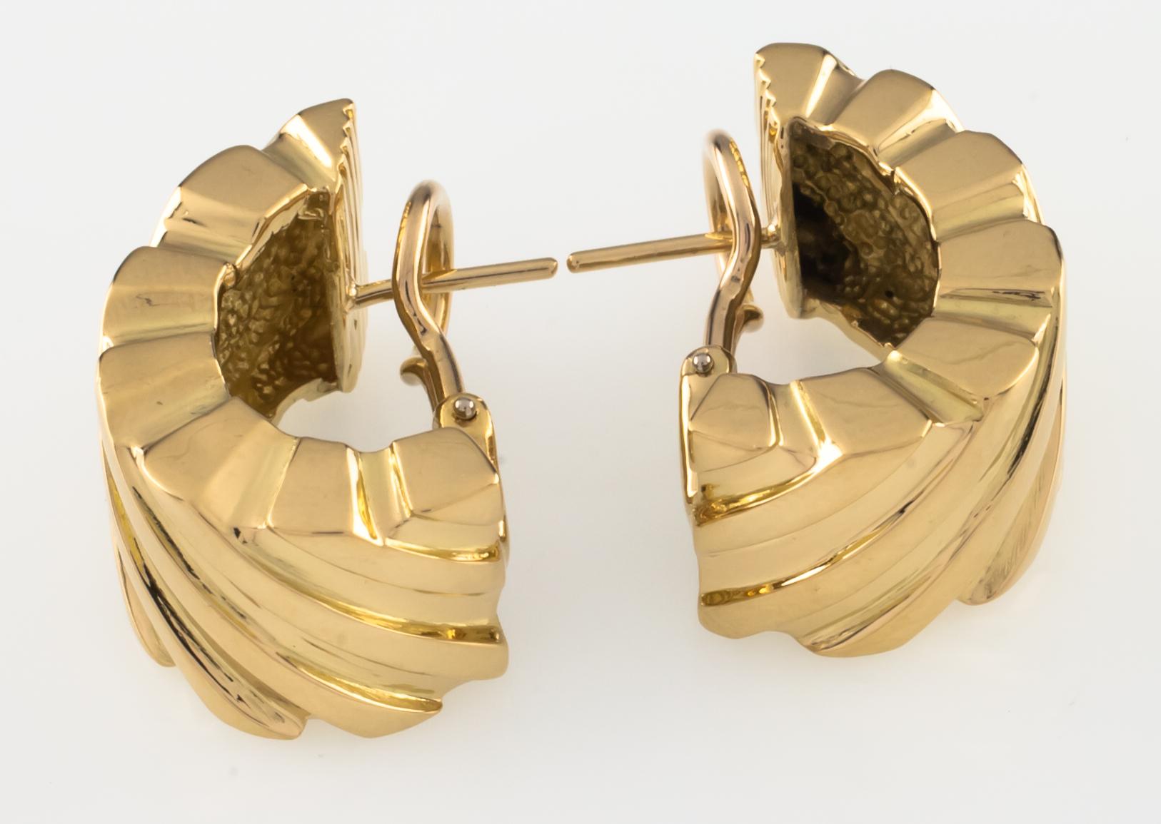 Tiffany & Co. Huggie-Ohrringe aus 18 Karat Gold mit Omega-Rückseite, Vintage (Moderne) im Angebot