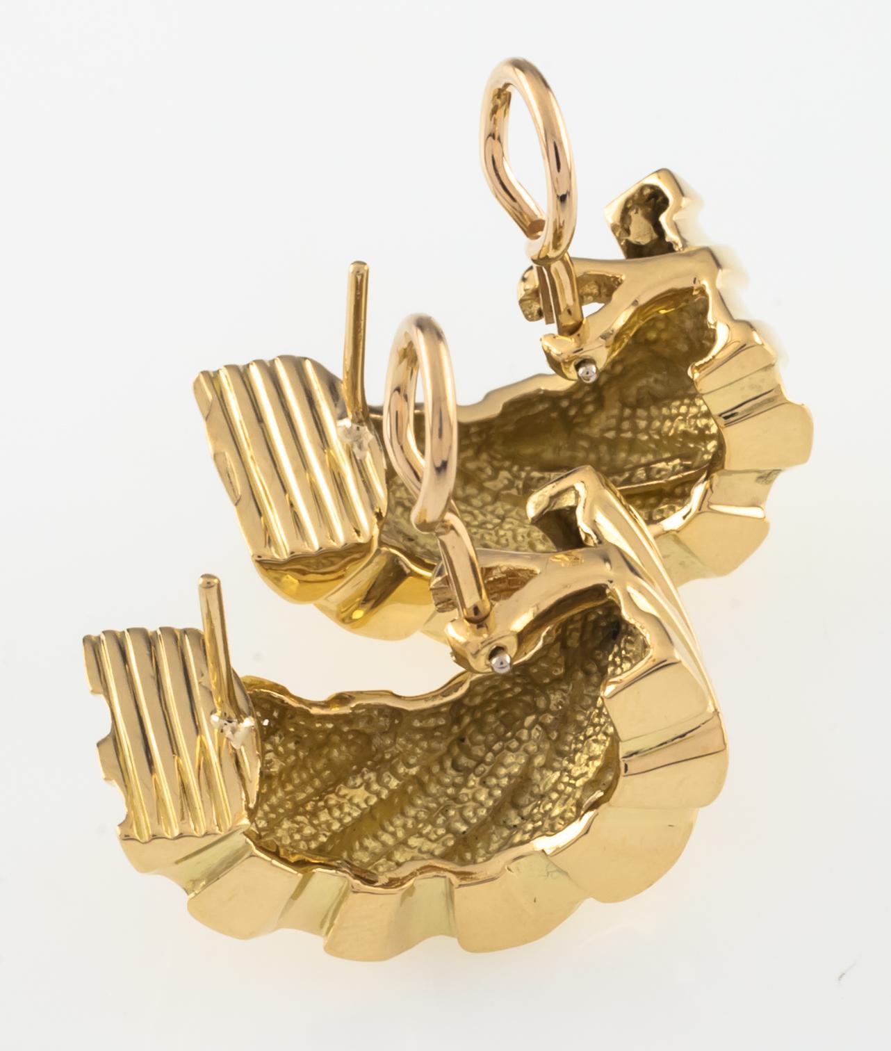 Tiffany & Co. Huggie-Ohrringe aus 18 Karat Gold mit Omega-Rückseite, Vintage im Zustand „Gut“ im Angebot in Sherman Oaks, CA