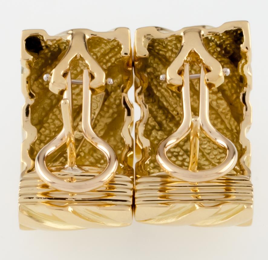 Tiffany & Co. Huggie-Ohrringe aus 18 Karat Gold mit Omega-Rückseite, Vintage im Angebot 1