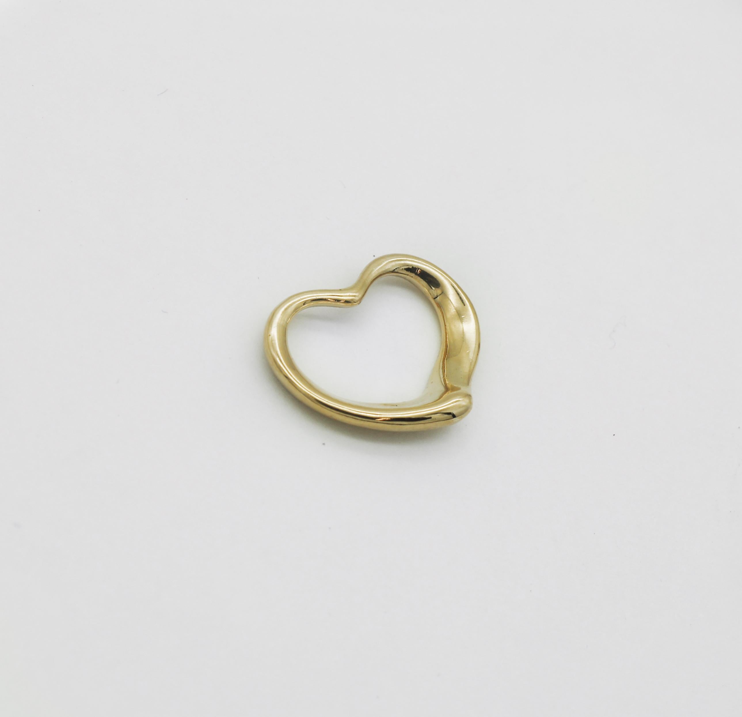 Tiffany & Co. Colgante vintage Peretti Corazón Abierto de oro de 18 quilates en Bueno Estado en San Fernando, CA
