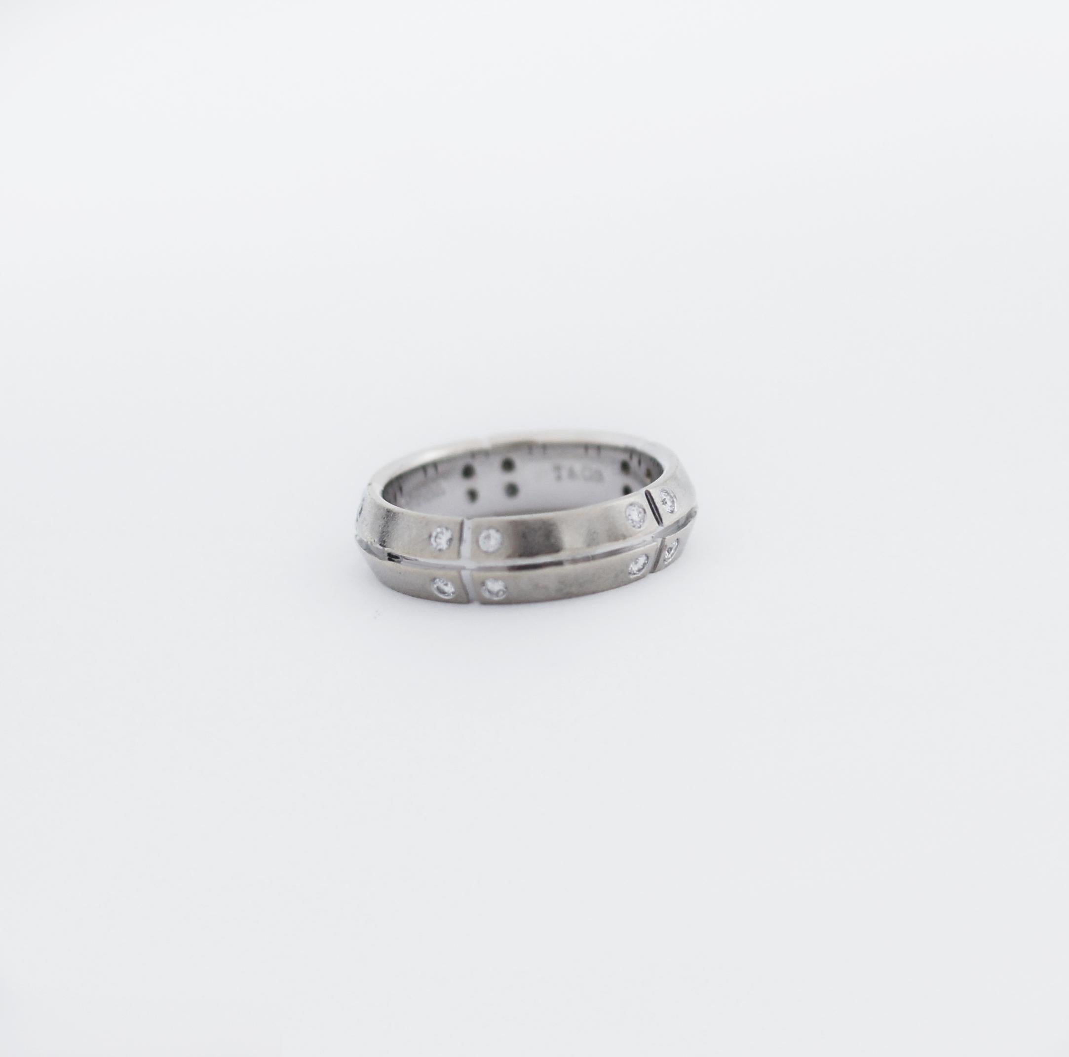 Tiffany & Co.
Vintage Streamerica Ring
Ring Größe 5.5 (US)
Ungefähr. Gewicht 5.5gr
Ringbreite 5mm
Ringlänge 20mm
Metall 18k Weißgold 750
Stil modern
20 kleine runde Diamanten im Brillantschliff
Gepunzt: T&Co 750 (c)2000
In großartig aussehendem