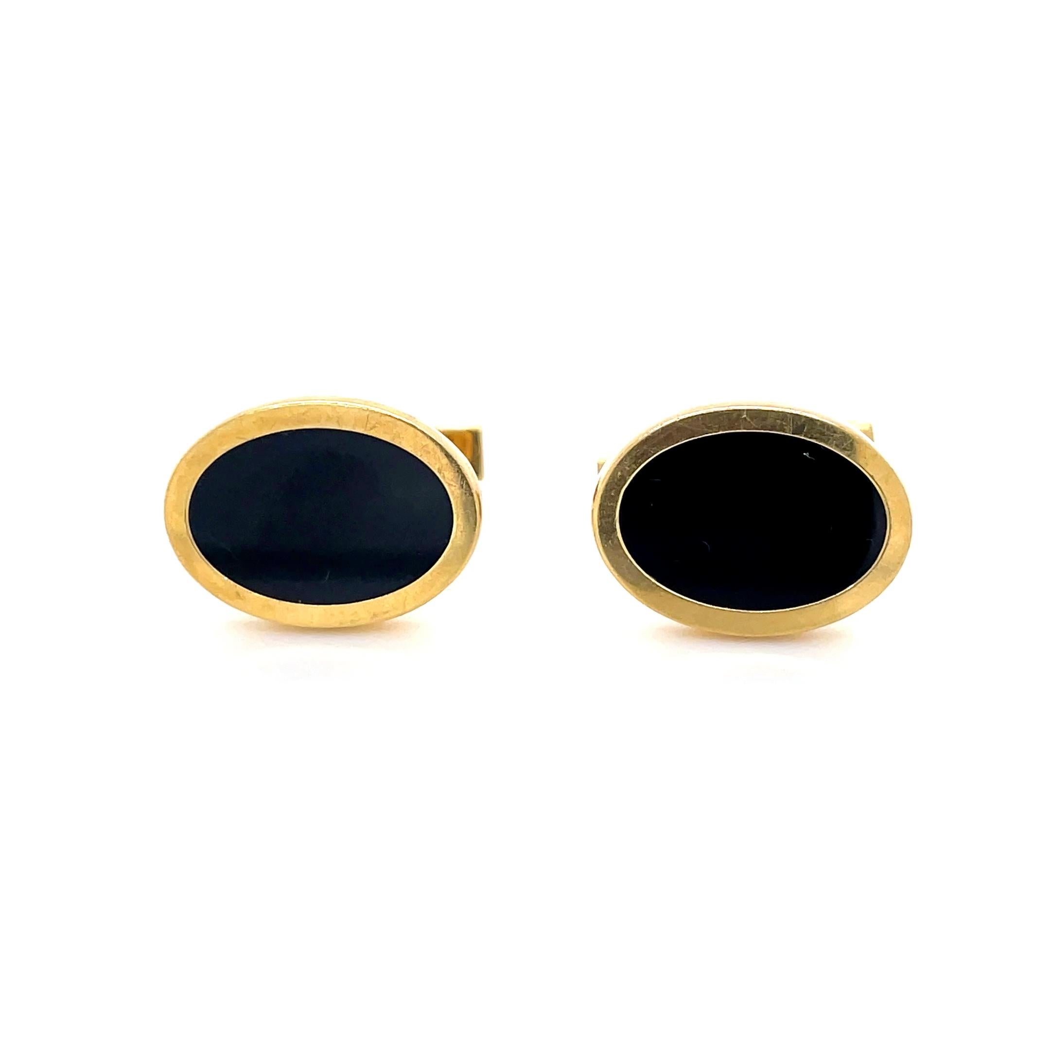 A pair of classic Tiffany & Co. cufflinks with oval onyx inlay and high polish yellow gold finish.

Accompanied by a Tiffany & Co. box and pouch.

Measurements: 20 x 14 mm.
Metal: 18 karat yellow gold.
Stamp: TIFFANY & CO. 18K.
Gross weight: 14.08