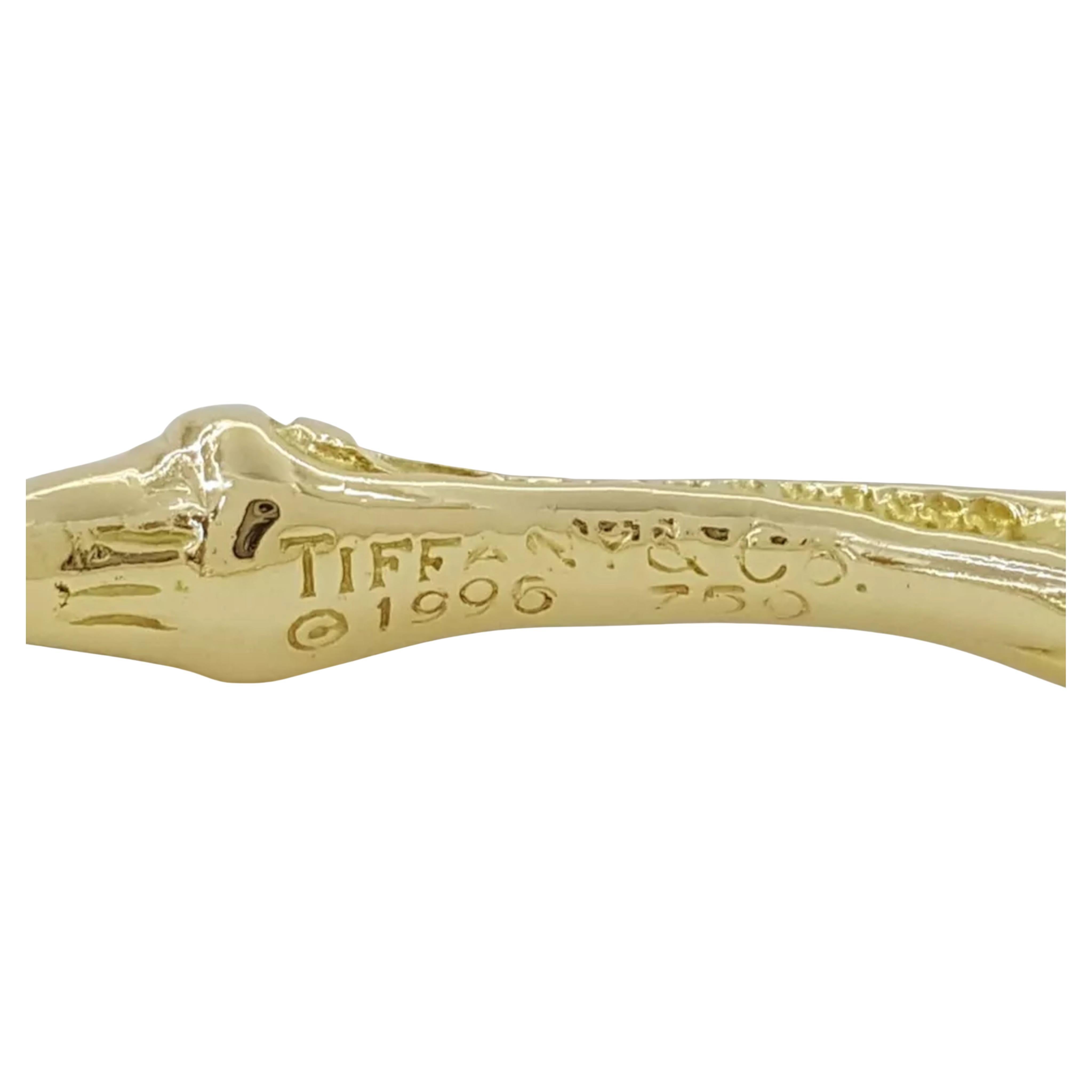 Tiffany & Co. Vintage 18K Yellow Gold Bamboo Bangle Bracelet, eine atemberaubende Ergänzung für jede Schmucksammlung. Dieses exquisite Armband wiegt 29,4 Gramm und misst 7,5 Zoll in der Länge, mit einer Breite von 5,5 mm und einer Dicke von 4,5 mm,