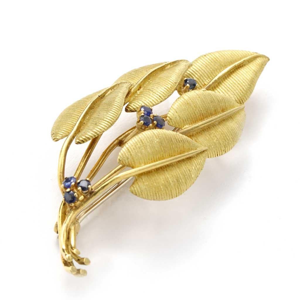 Taille ronde Tiffany & Co. Broche vintage en or jaune 18 carats et saphirs bleus, c. 1960 en vente