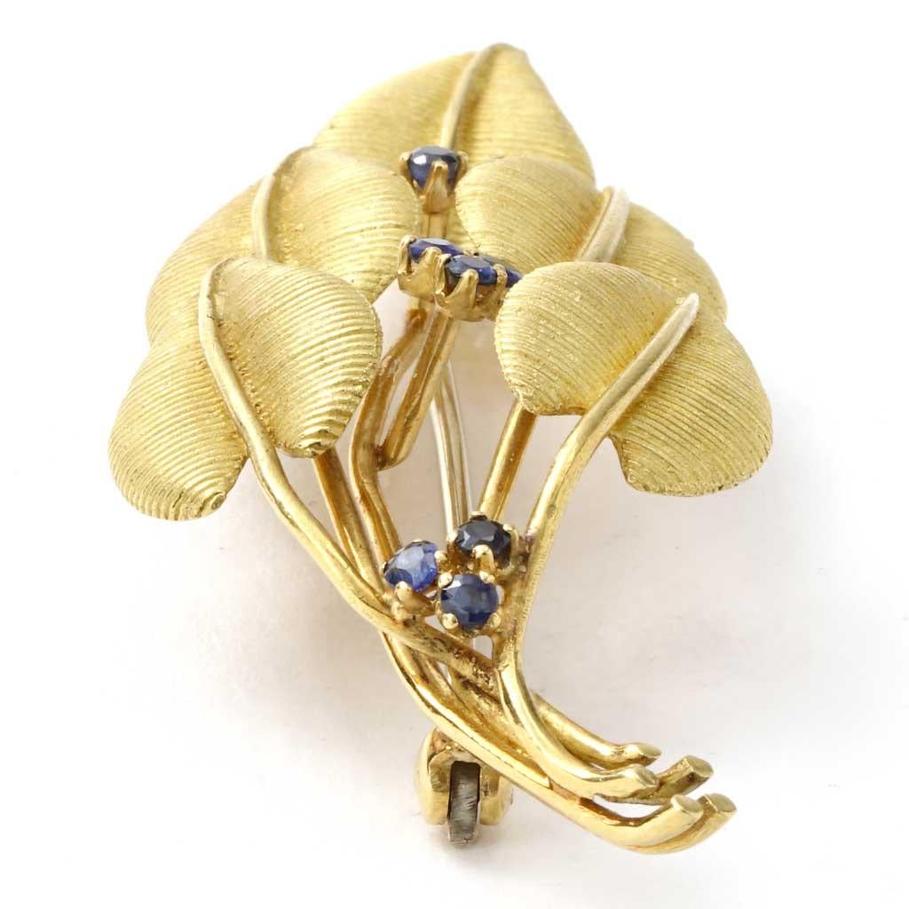 Retro Tiffany & Co. Vintage 18 Karat Yellow Gold and Blue Sapphire Brooch, circa 1960 For Sale