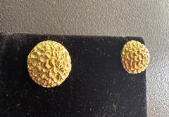 Tiffany & Co. Boucles d'oreilles vintage en or jaune 18 carats en forme de chrysanthème