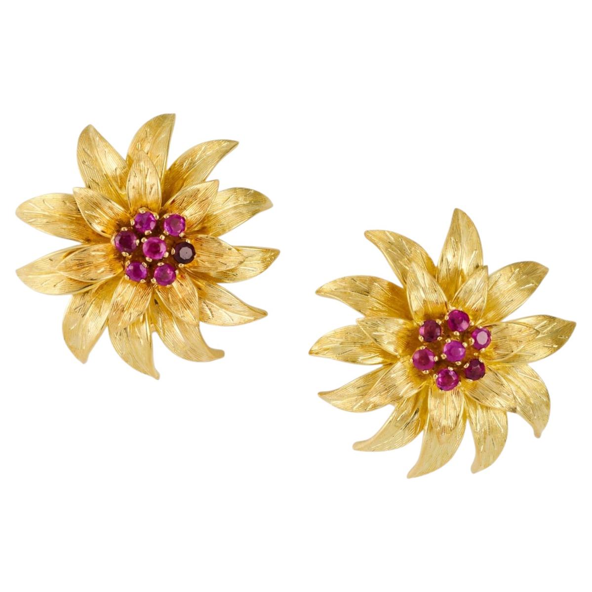TIFFANY & CO. Pendientes vintage de oro amarillo de 18 quilates con forma de flor y rubíes, de alrededor de 1990