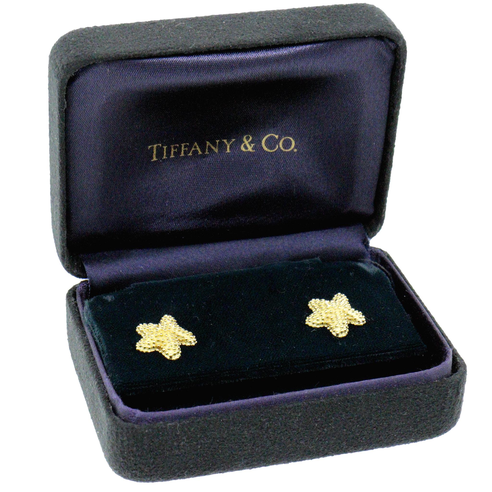18 kt Yellow Gold
Hallmarks: 750, Tiffany & Co.
It comes with the Tiffany & Co. box and pouch
Total Weight: 4.96 grams
Half an inch size