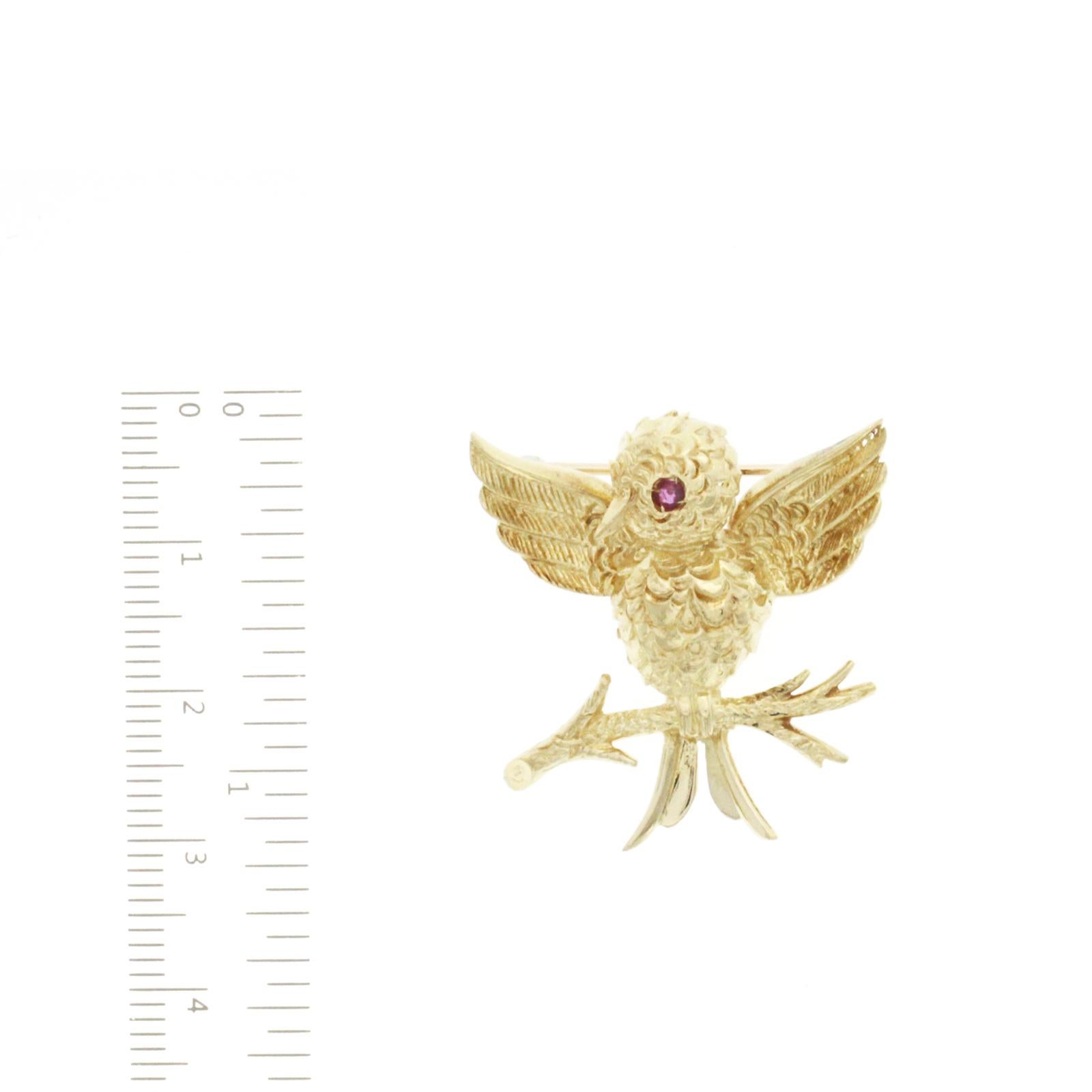 Tiffany & Co. Vintage 18K Yellow Gold with Ruby Eye Bird Brooch Pin In Excellent Condition In Los Angeles, CA