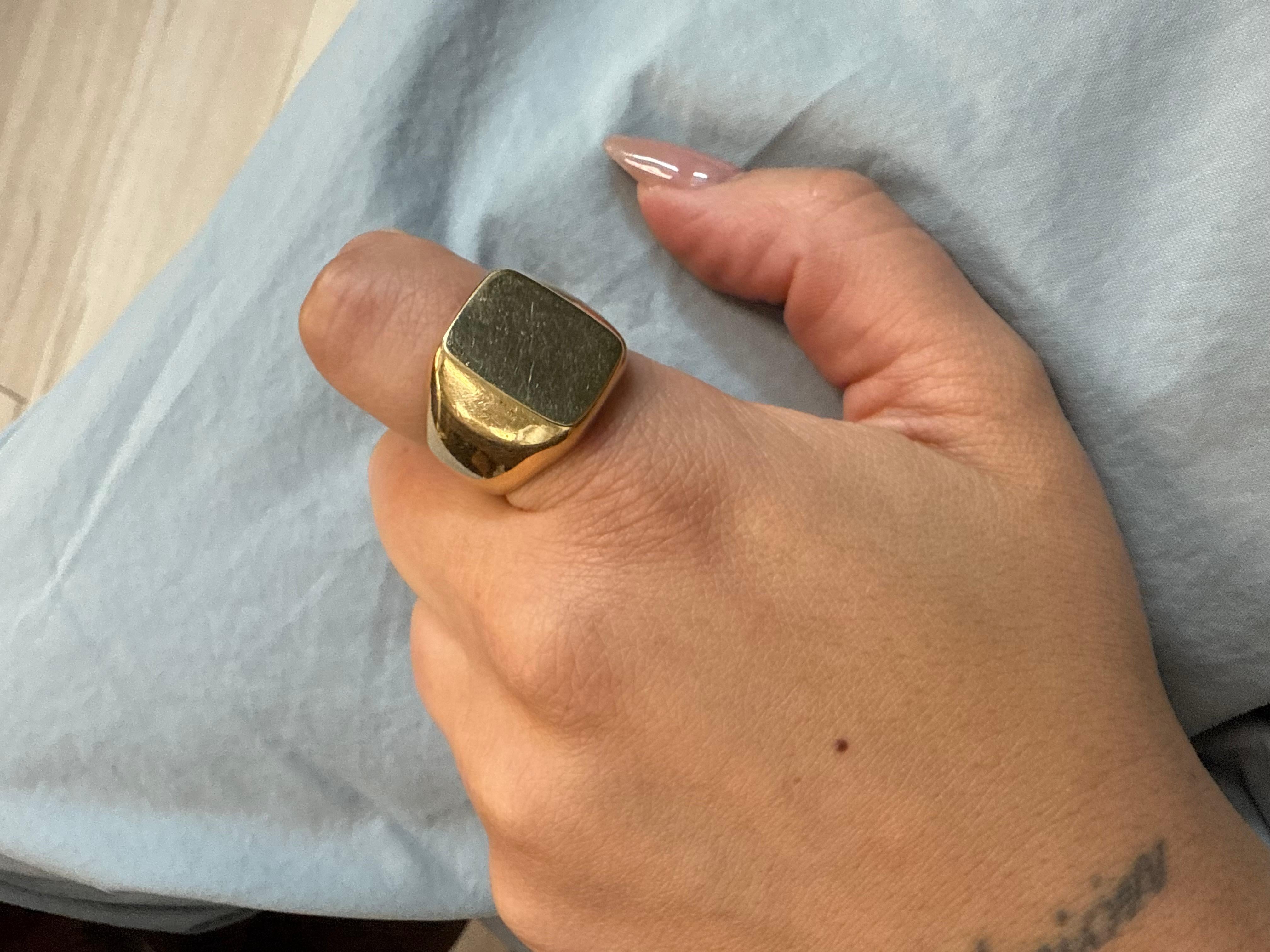 Tiffany & Co. Anello Signet in oro giallo 14k con astuccio Vintage 1960



Ecco la possibilità di acquistare un anello di design bellissimo e da collezione.


Anello vintage 14k Tiffany & Co.
Colore	Giallo
Materiale	oro giallo 14k
Purezza del