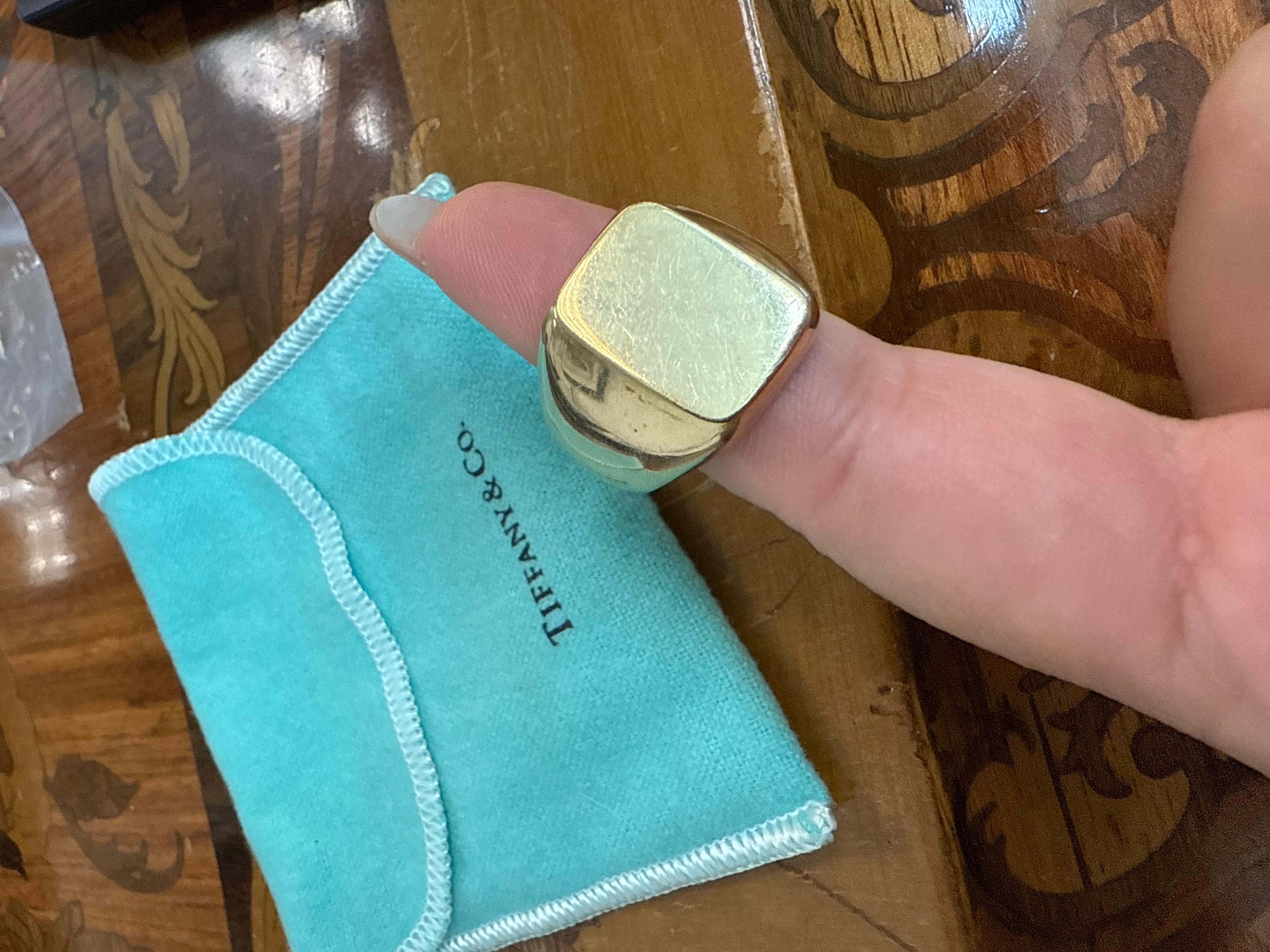 TIFFANY & CO. Anello Signet in oro giallo 14k vintage 1960 con astuccio Raro In condizioni ottime in vendita a Beverly Hills, CA