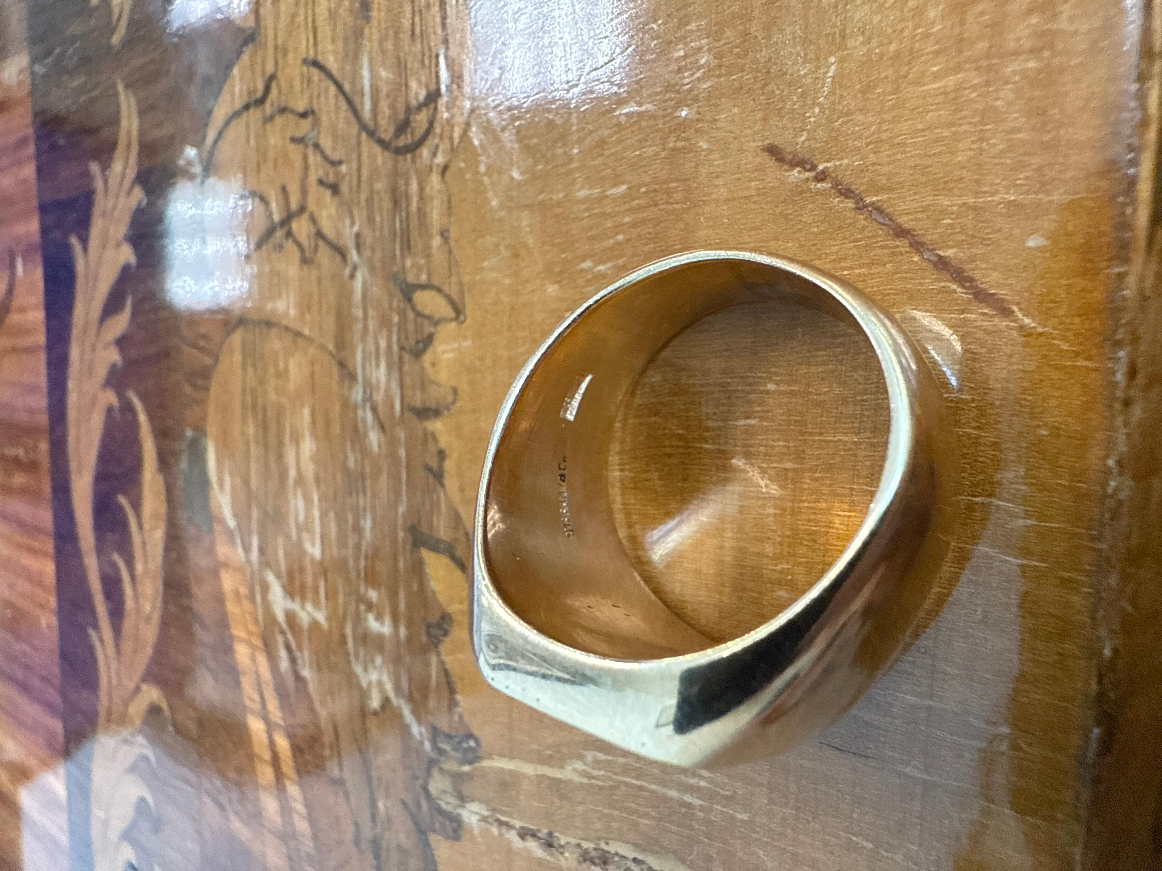 TIFFANY & CO. Anello Signet in oro giallo 14k vintage 1960 con astuccio Raro in vendita 2