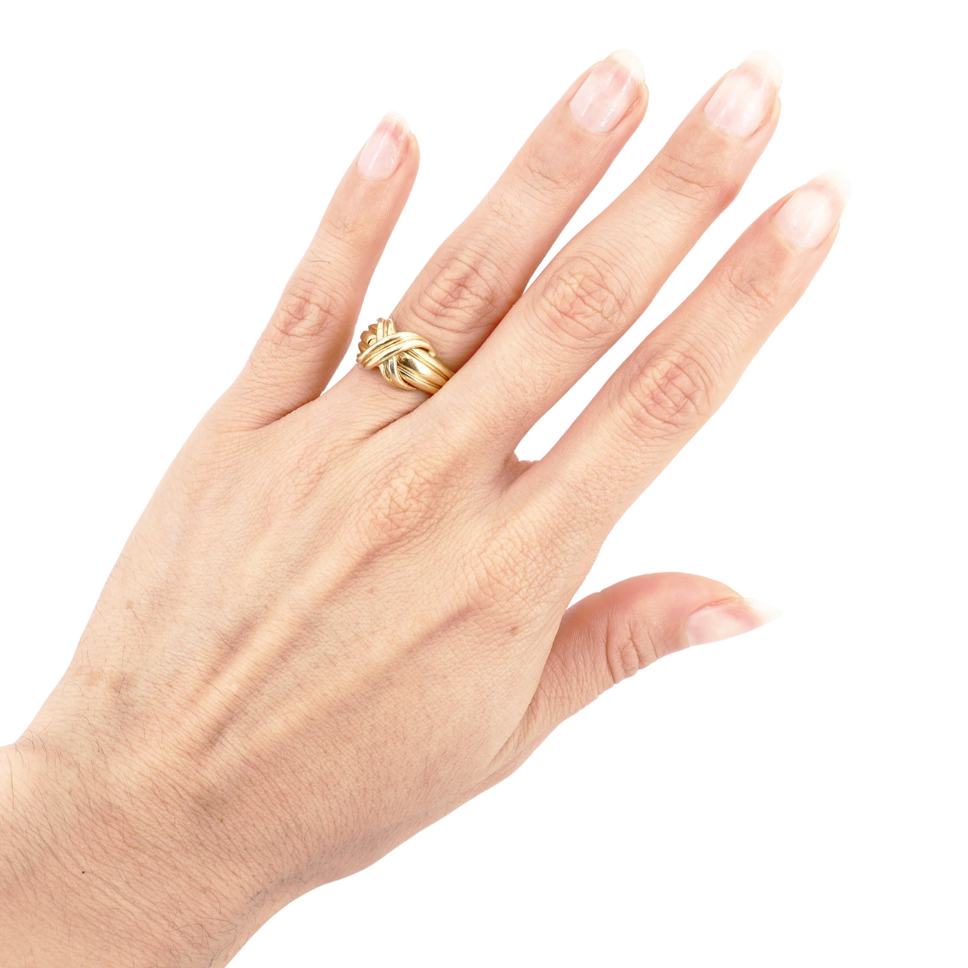 Wir präsentieren einen außergewöhnlichen 'X'-Ring von Tiffany & Co. aus den 1990er Jahren. Dieses exquisite Stück aus 18 Karat Gelbgold verkörpert zeitlose Eleganz und Raffinesse.


Zeitraum: 1990's
Stil: Vintage By
Schöpfer: Tiffany & Co.
Metall: