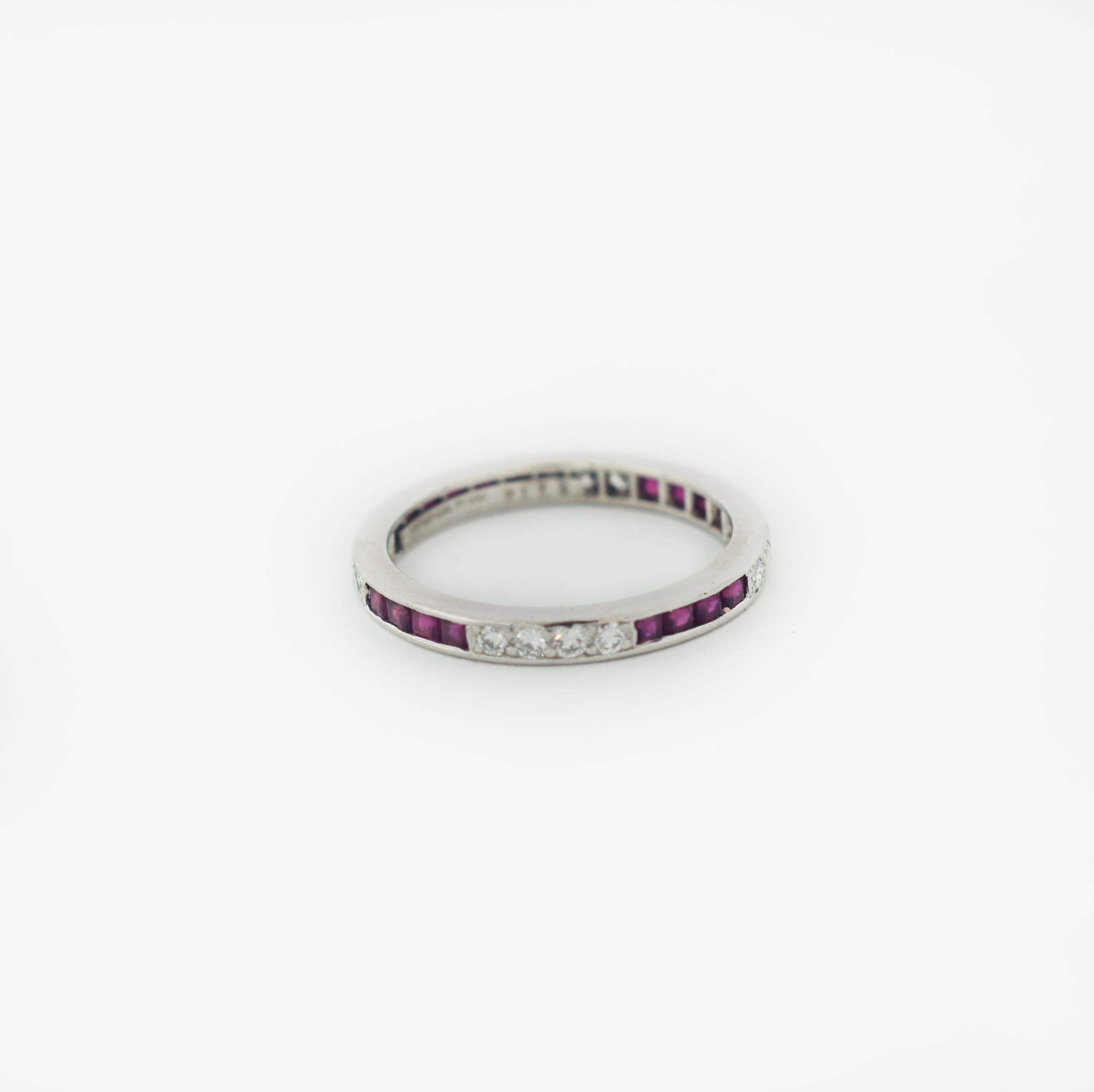 TIFFANY & CO. Vintage 50's Platinum Diamond Ruby Band Ring In Good Condition For Sale In San Fernando, CA