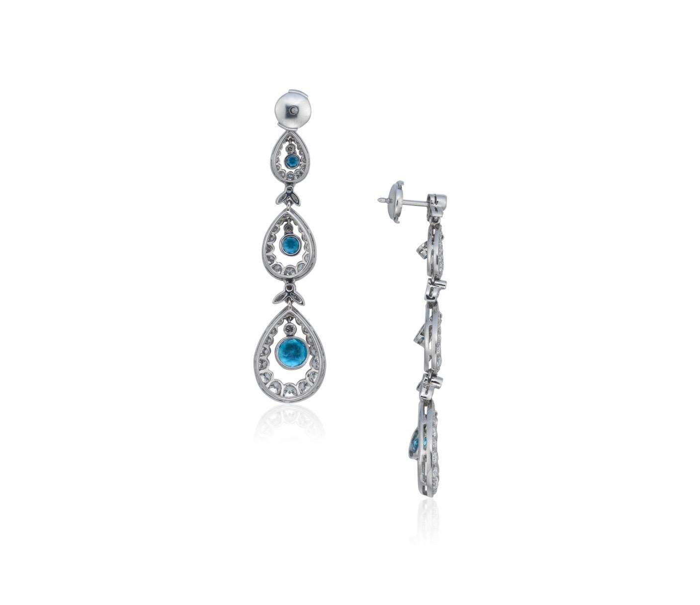 Weinlese Tiffany & Co. Aquamarin- und Diamant-Tropfenohrringe aus Platin, 1990er Jahre. Jeder Ohrring besteht aus drei birnenförmigen, durchbrochenen Diamantengruppen in verschiedenen Größen, die jeweils in der Mitte mit einem intensiv blauen