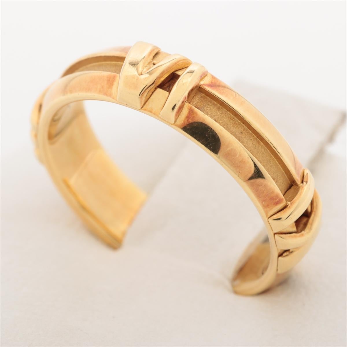 The Tiffany & Co. Atlas Ring in yellow gold is a striking and elegant piece that embodies timeless luxury. Crafted from radiant 18k yellow gold, the ring features signature Roman numeral motif from Tiffany’s Atlas collection, symbolizing strength