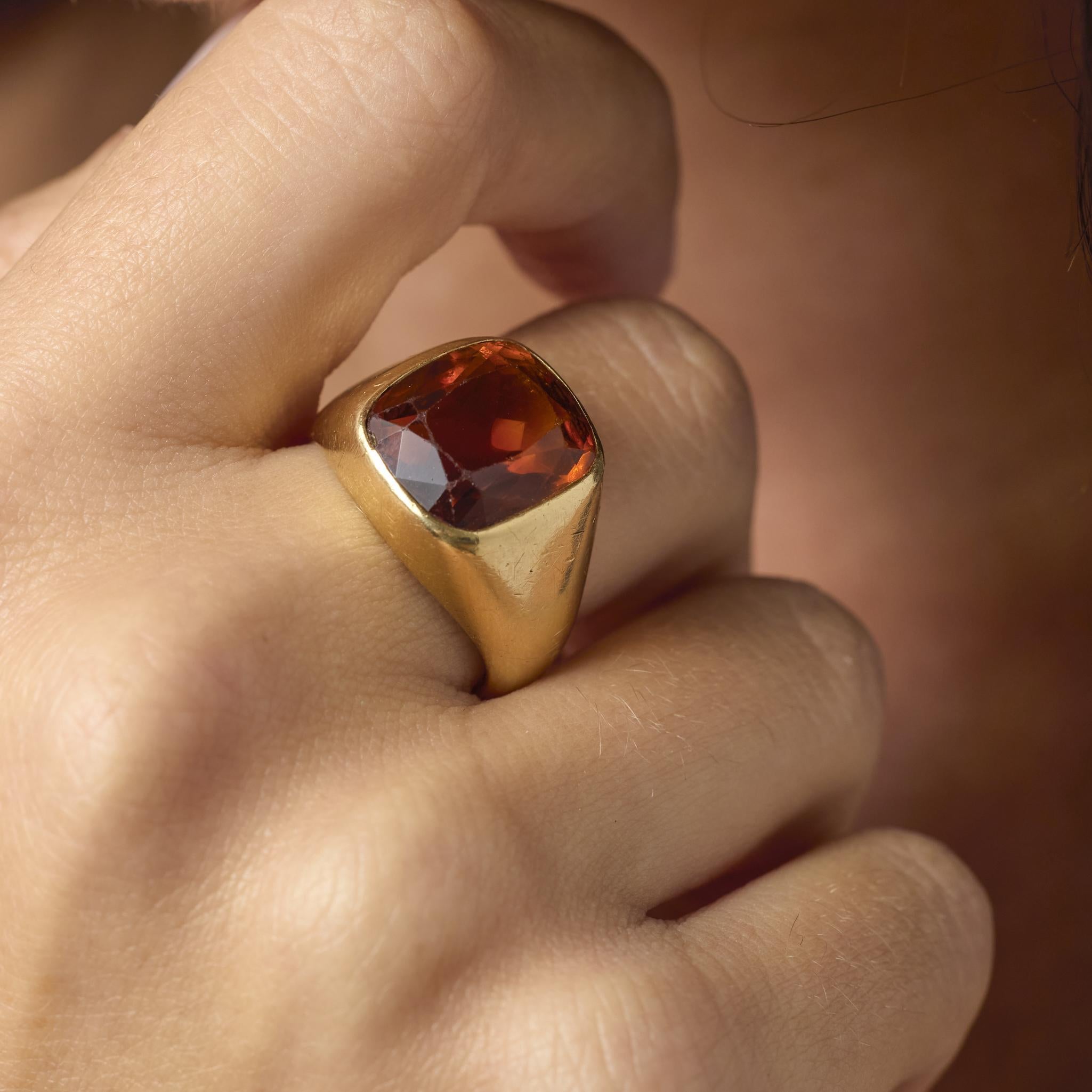 Dieser Ring aus 14-karätigem Gelbgold von Tiffany & Co. glänzt mit einem farbenprächtigen Zitrin im Kissenschliff und strahlt Wärme und Eleganz im klassischen Tiffany-Stil aus.