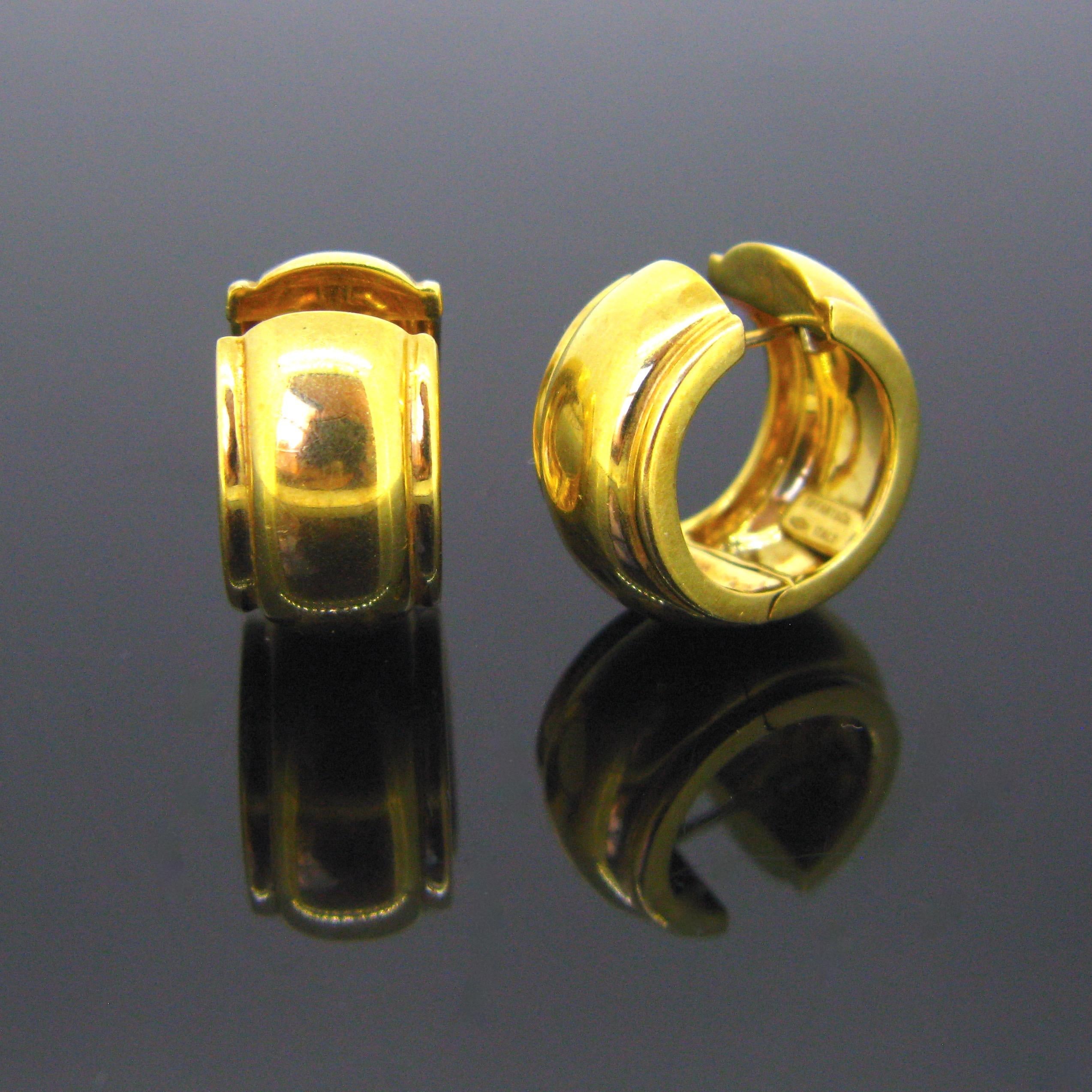 A timeless pair of creoles by Tiffany. These are bold and shiny. They are made in 18kt yellow gold. The barrels are in plain gold and presents very few traces of wear. They close firmly with a snap. The signature Tiffany&Co is engraved inside the