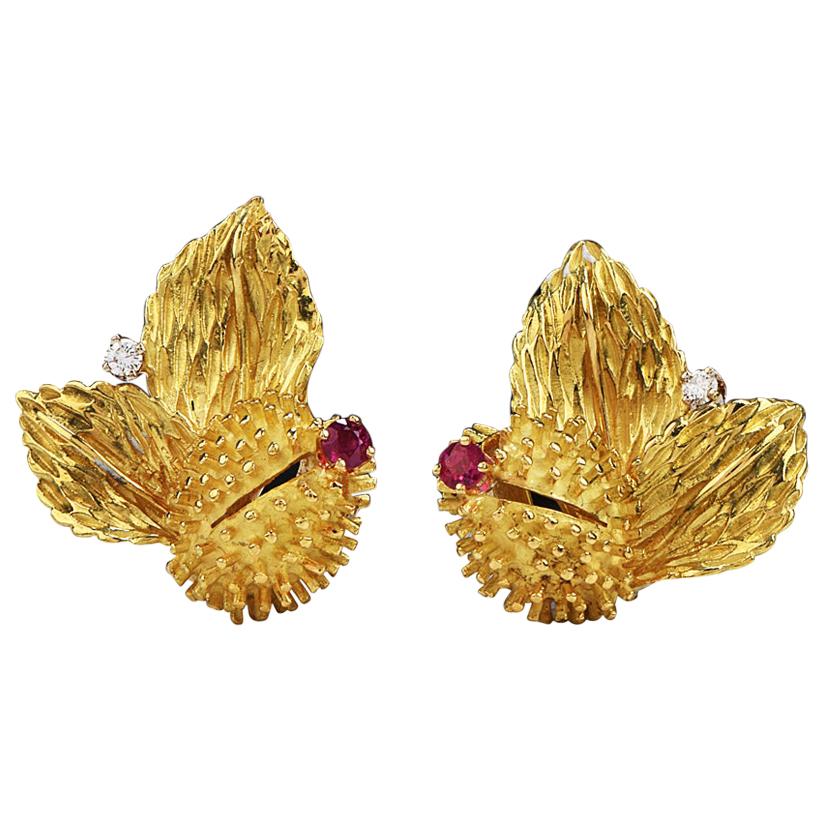 Tiffany &. Co Vintage Diamond Ruby 18 Karat Gold Sputnik Flower Clip Earrings