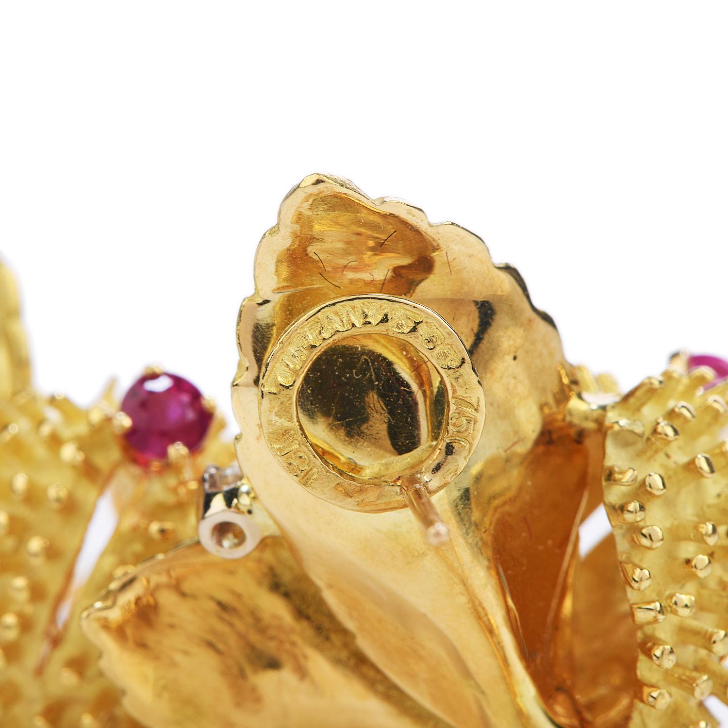 Tiffany &. Co Vintage Diamond Ruby 18 Karat Gold Sputnik Flower Clip Earrings In Excellent Condition In Miami, FL