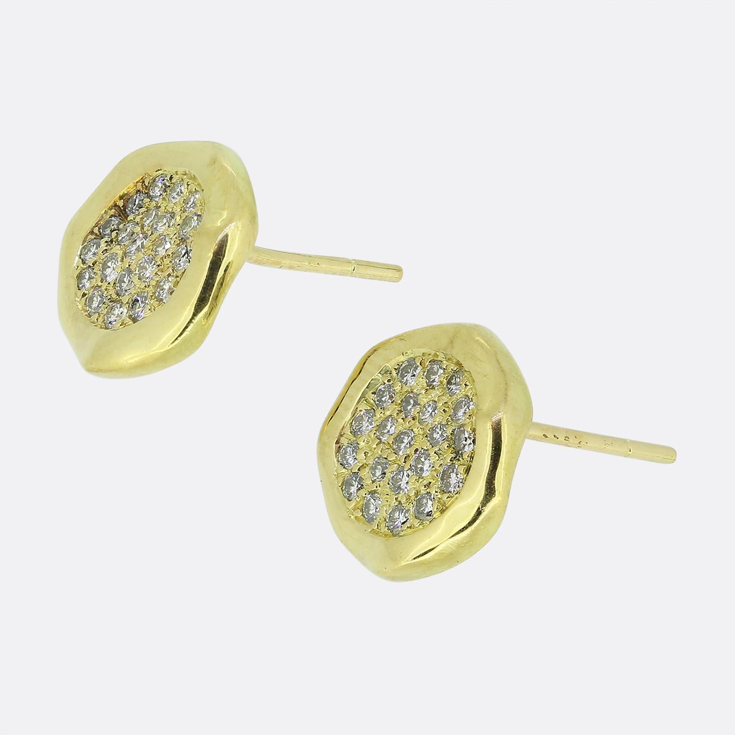 Hier haben wir ein wunderschönes und seltenes Paar Diamantohrringe des Luxusschmuckdesigners Tiffany & Co. Sie sind in einer unregelmäßigen, stilvollen Form aus massivem 18-karätigem Gelbgold gefertigt und in der Mitte mit einem Pflasterdiamanten