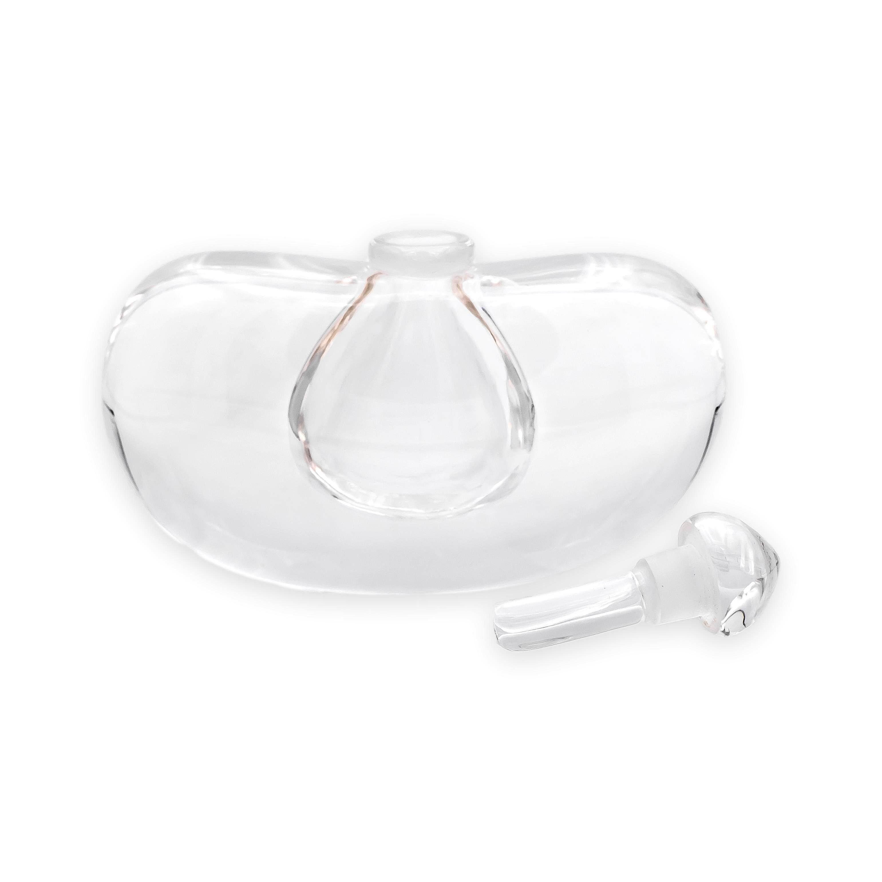 Ce flacon de parfum vintage en cristal de Tiffany & Co. a été conçu par Elsa Peretti en 1981, au début de sa période de travail sculptural sur le verre et le cristal. La forme reflète le style biomorphique caractéristique de Peretti, caractérisé par