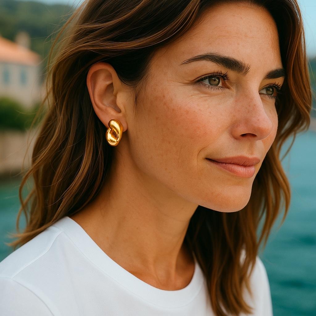 Presentamos la colección Elsa Peretti for Tiffany & Co. Pendientes Vintage Bean Design de oro amarillo de 18 quilates: una obra maestra atemporal que encarna la elegancia y la sofisticación.
Elsa Peretti, famosa por sus icónicos diseños de joyas,