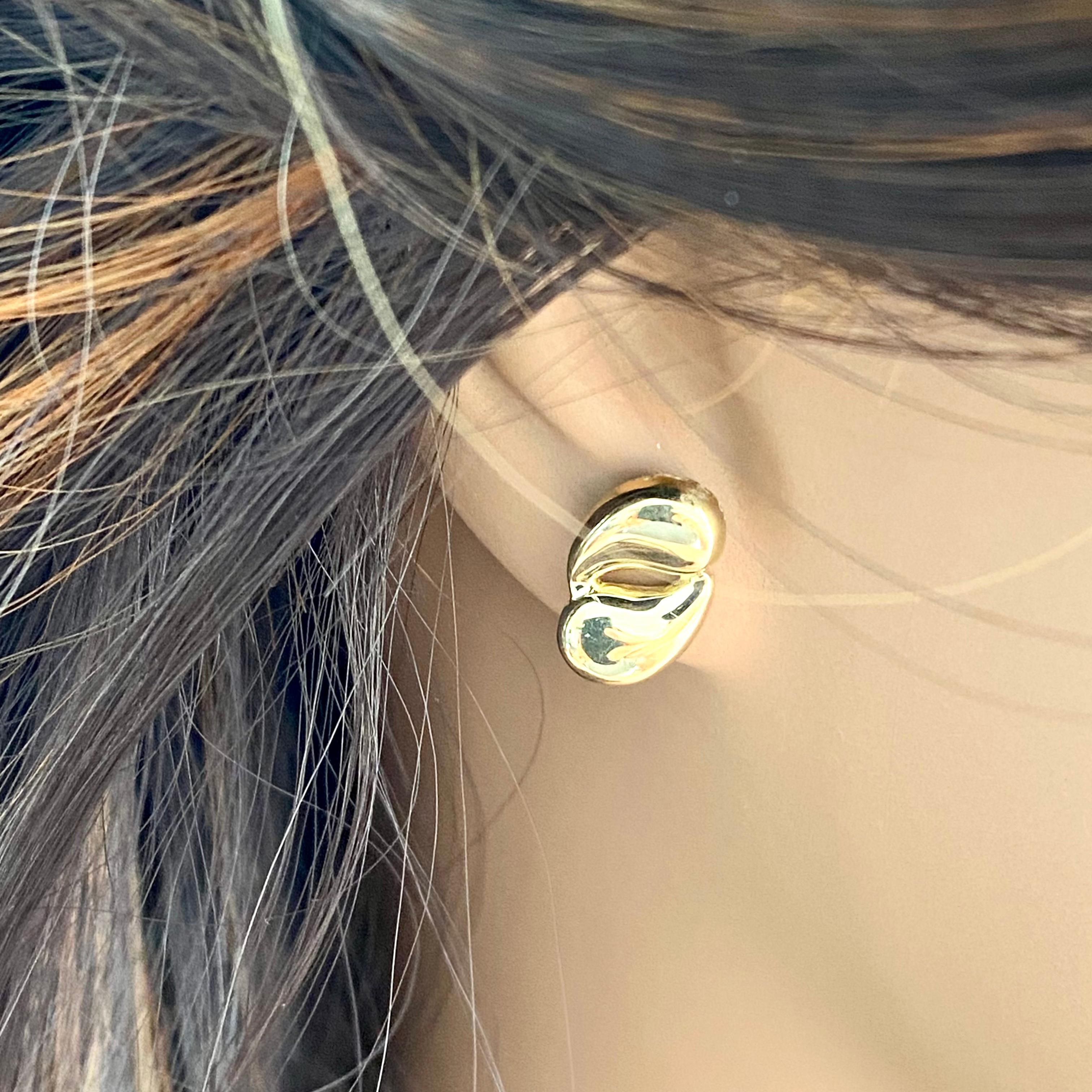 Femenino o masculino Tiffany Co Vintage Elsa Peretti  Pendientes de diseño de oro de 18 quilates de 0,50 pulgadas en venta