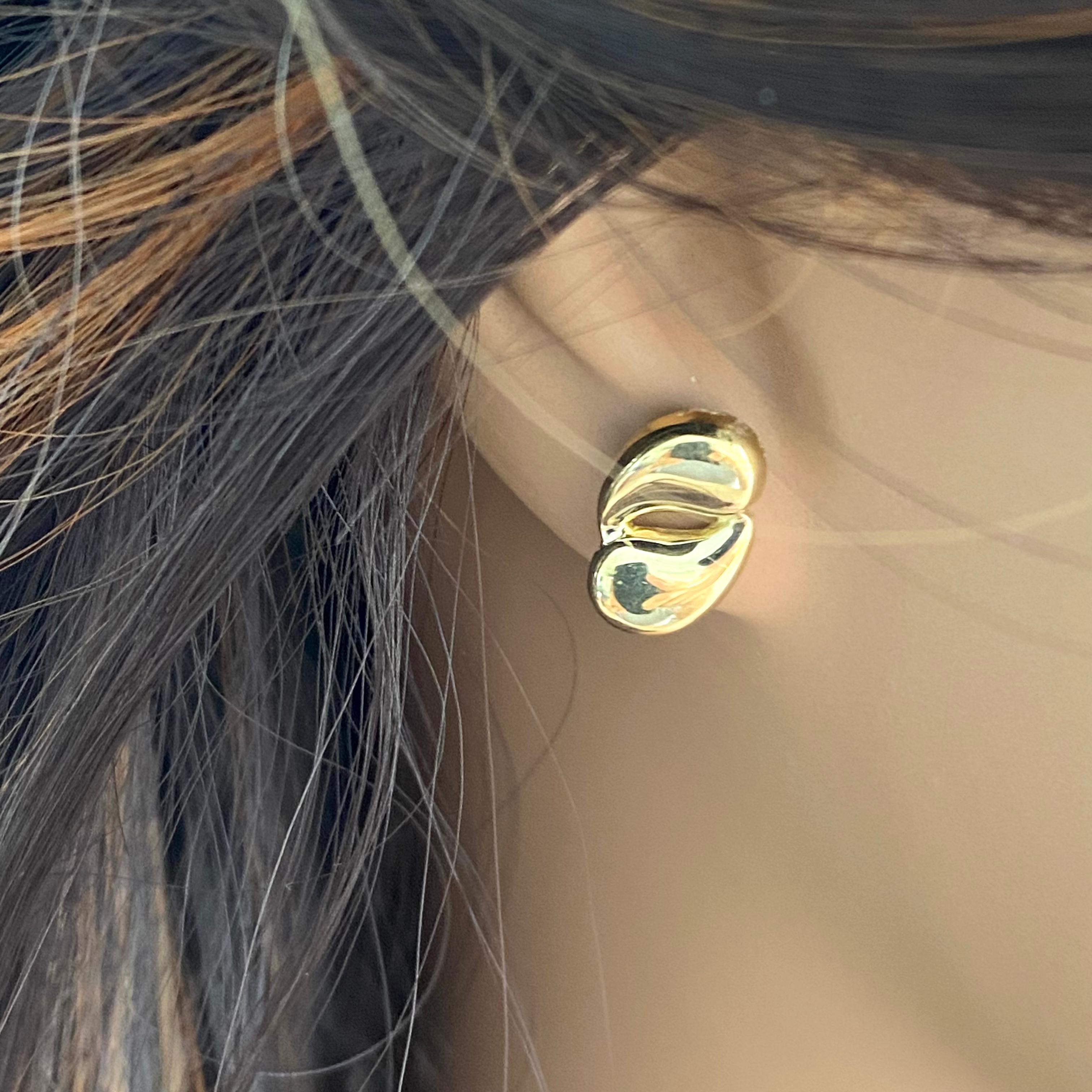 Tiffany Co Vintage Elsa Peretti  Pendientes de diseño de oro de 18 quilates de 0,50 pulgadas en venta 3