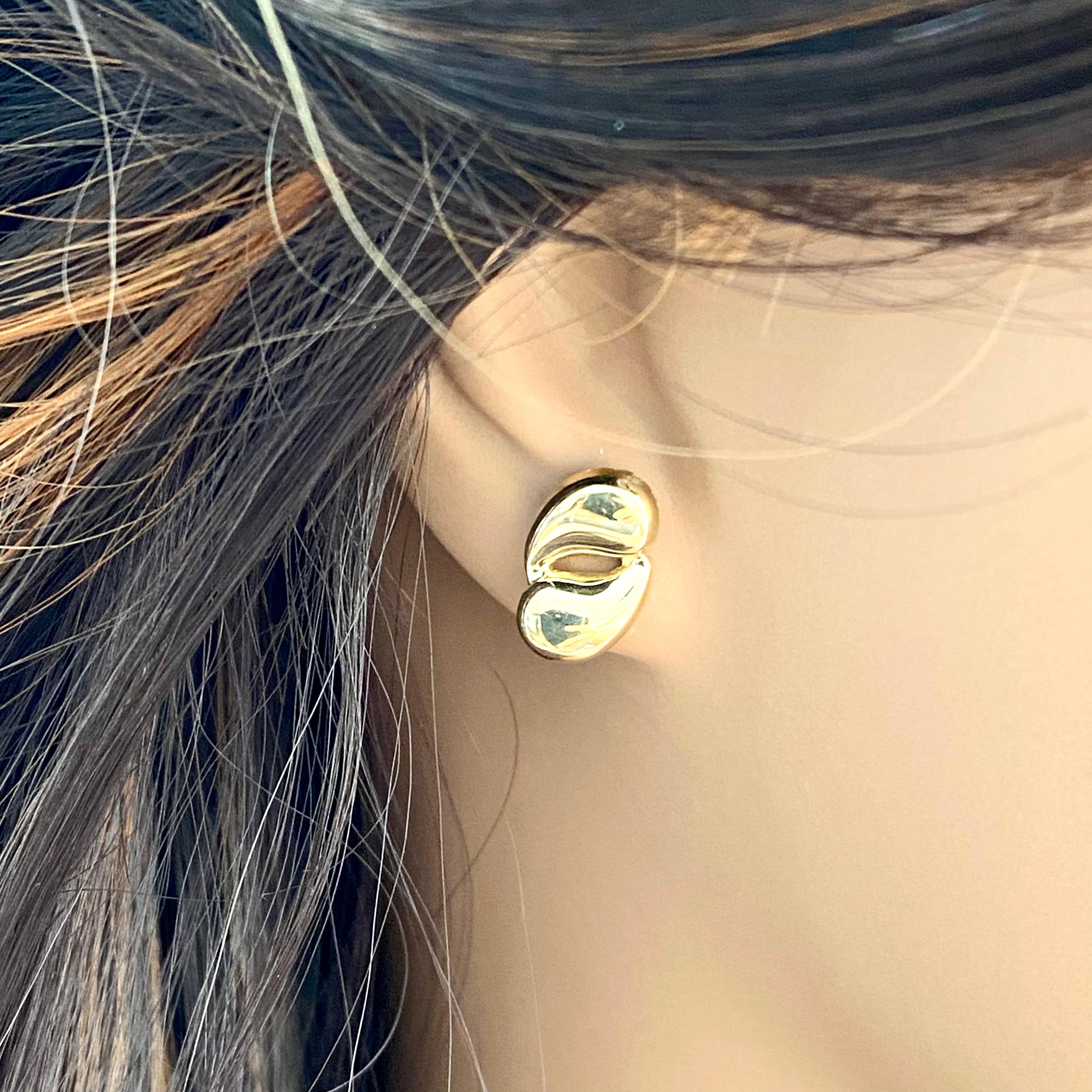 Tiffany Co Vintage Elsa Peretti  Pendientes de diseño de oro de 18 quilates de 0,50 pulgadas en venta 5