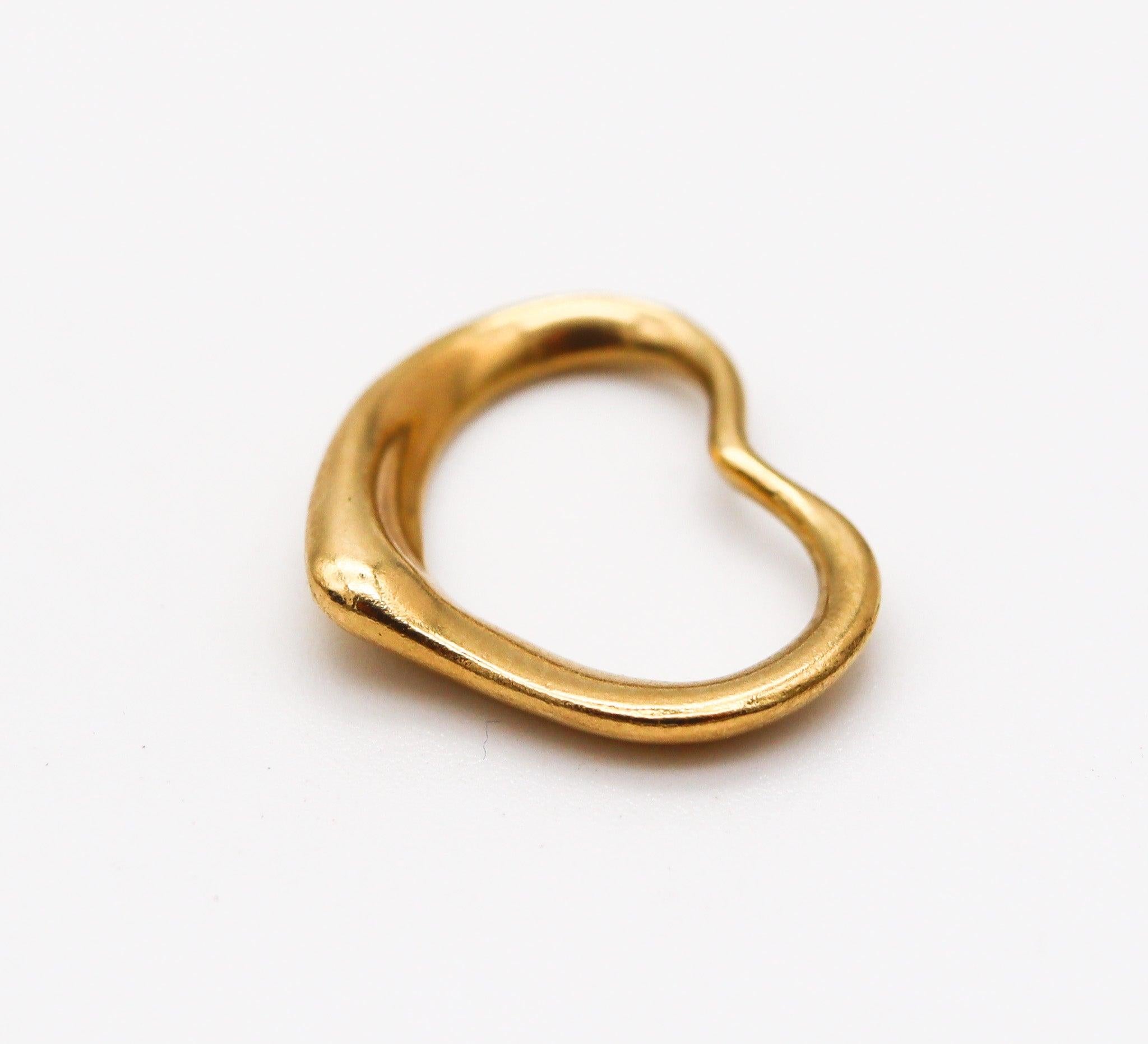 TIFFANY & CO. Vintage Elsa Peretti Medium Open Heart Pendant In 18Kt Yellow Gold In Excellent Condition For Sale In Miami, FL