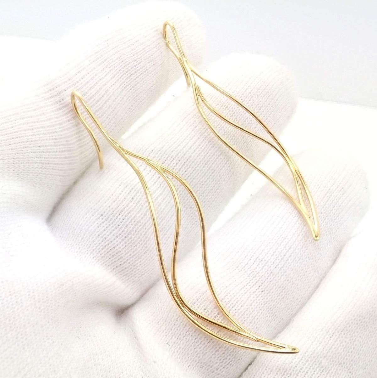 Rare & Vintage Tiffany & Co. 18k Yellow Gold Elsa Peretti Wave Leaf Earrings. 
Metal: 18k Yellow Gold
Size: 11mm x 64mm
Weight: 4.4 grams
Style: Elsa Peretti
Stamped Hallmarks: Tiffany & Co Peretti 750
*Free Shipping within the United States
YOUR