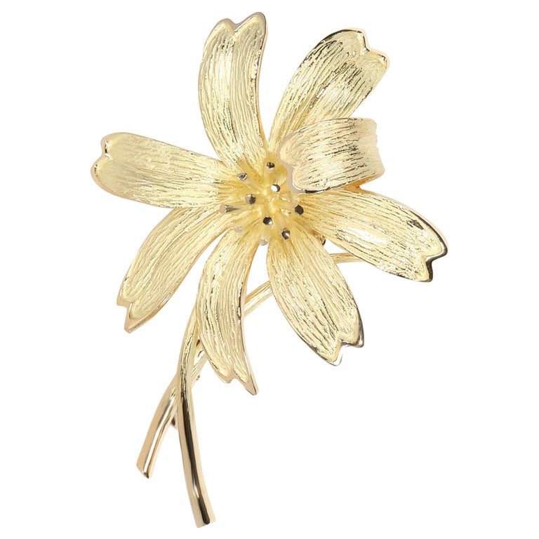 Tiffany and Co. Vintage Flower Brooch in 18 Karat Yellow Gold For Sale ...