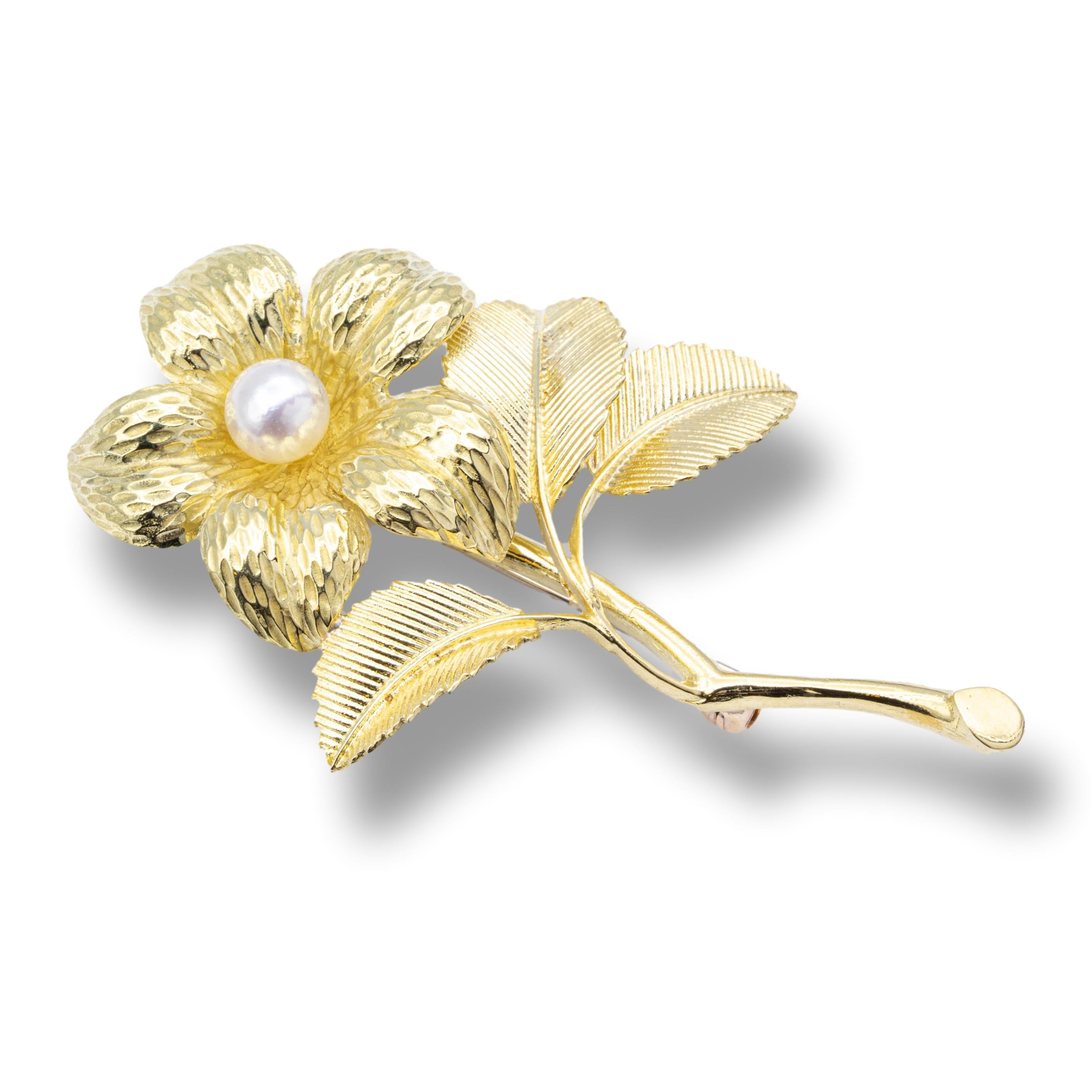 Tiffany & Co. Vintage Flower Brooch finely crafted in Italian 18 karat yellow gold with a 7-7.5mm Freshwater rose pearl , with very nice pinkish hue luster. A combination of detailed patterns include leaves around the pearl with a hammered gold
