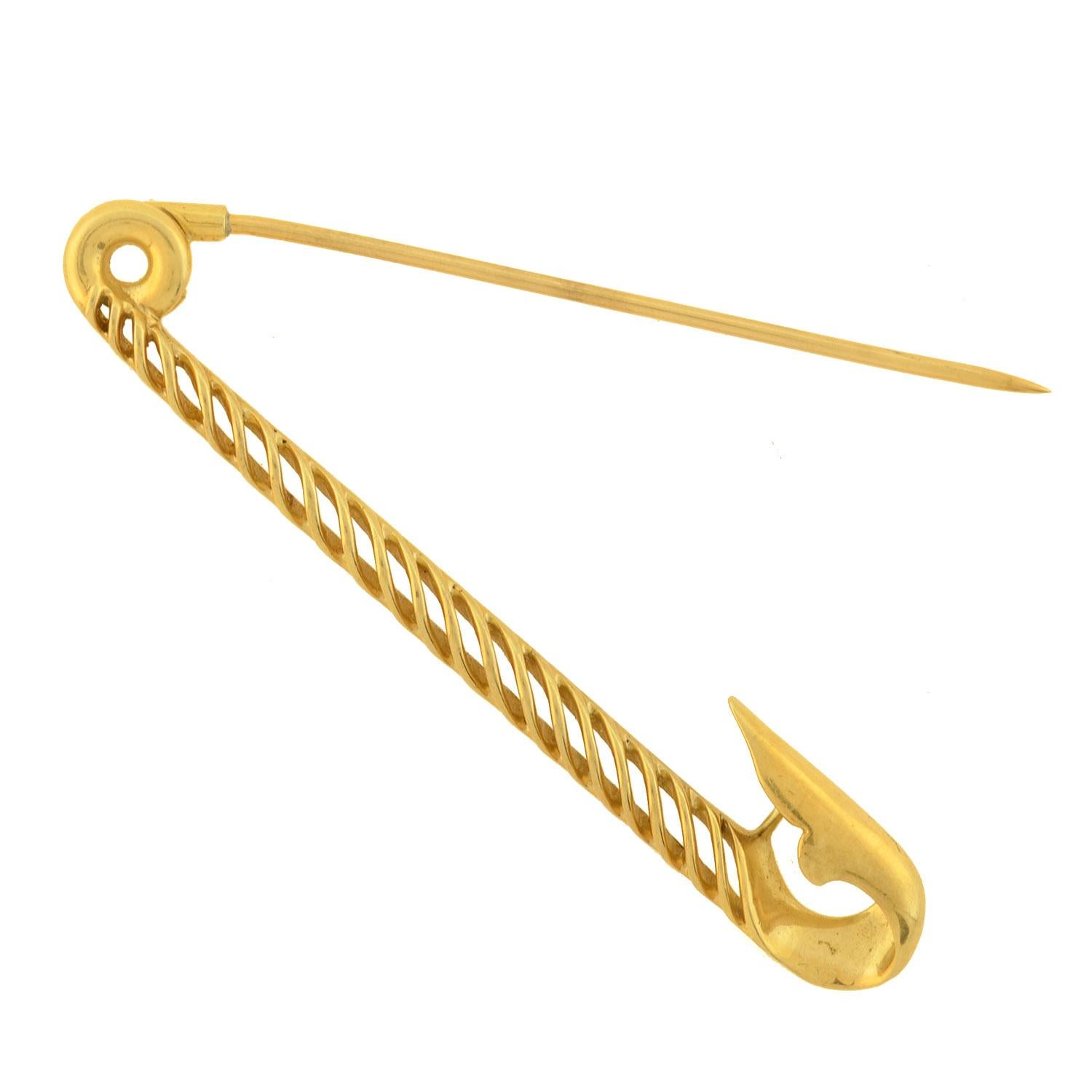 A fabulous Vintage safety pin by Tiffany & Co. from the 1960s era! Crafted in 18kt yellow gold, this large piece is designed as a fully functional safety pin, also referred to as a 