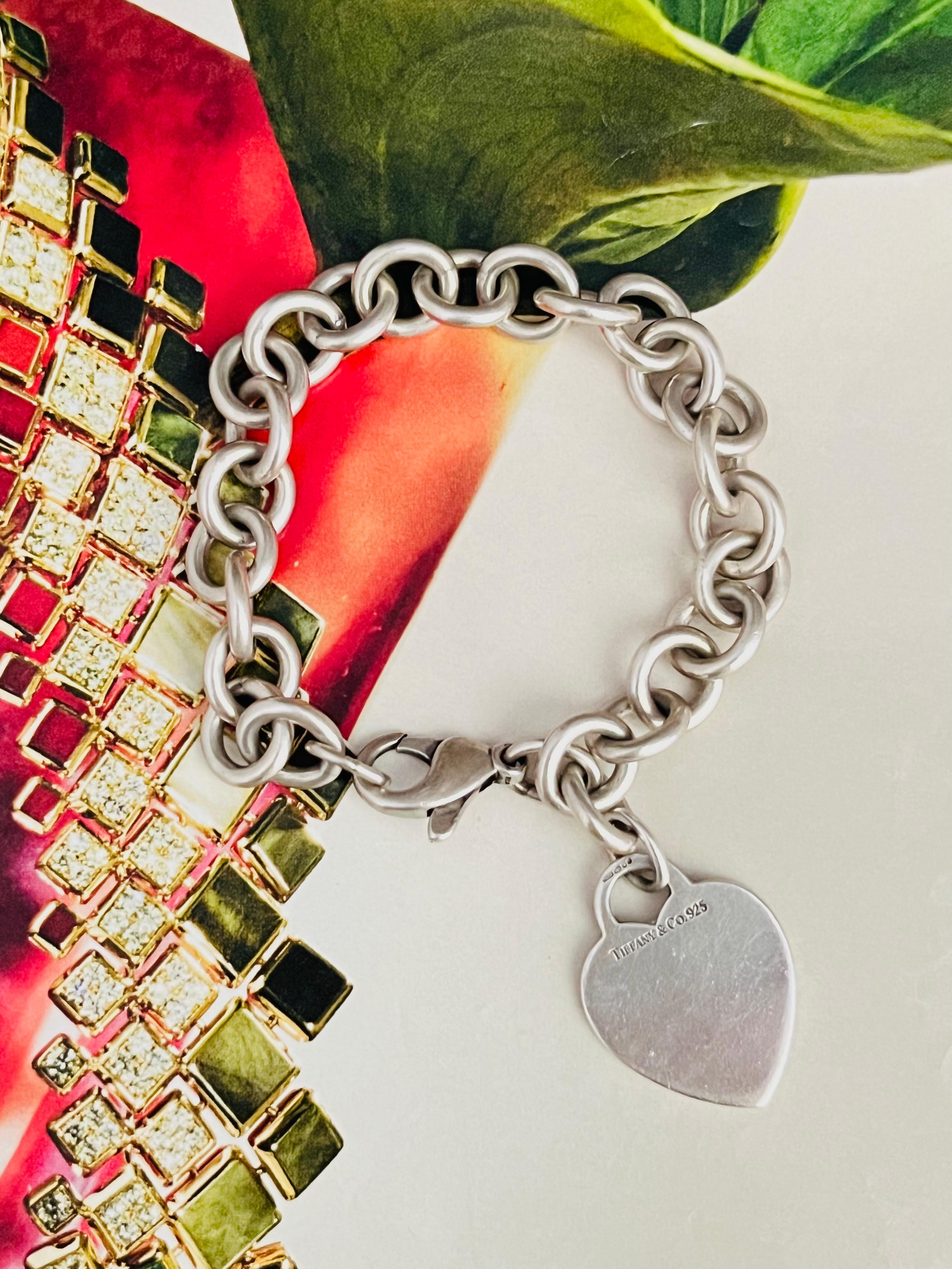 Tiffany & Co. Vintage Unisex Herz Liebe Logo Charm ineinandergreifende Kette klobig Armband, 925 Sterling Silber

Sehr guter Zustand. Leichte Kratzer, kaum wahrnehmbar. Sehr guter Preis. 100% echt.

MATERIAL: 925 Sterling Silber.

Größe: 18,5*1,0