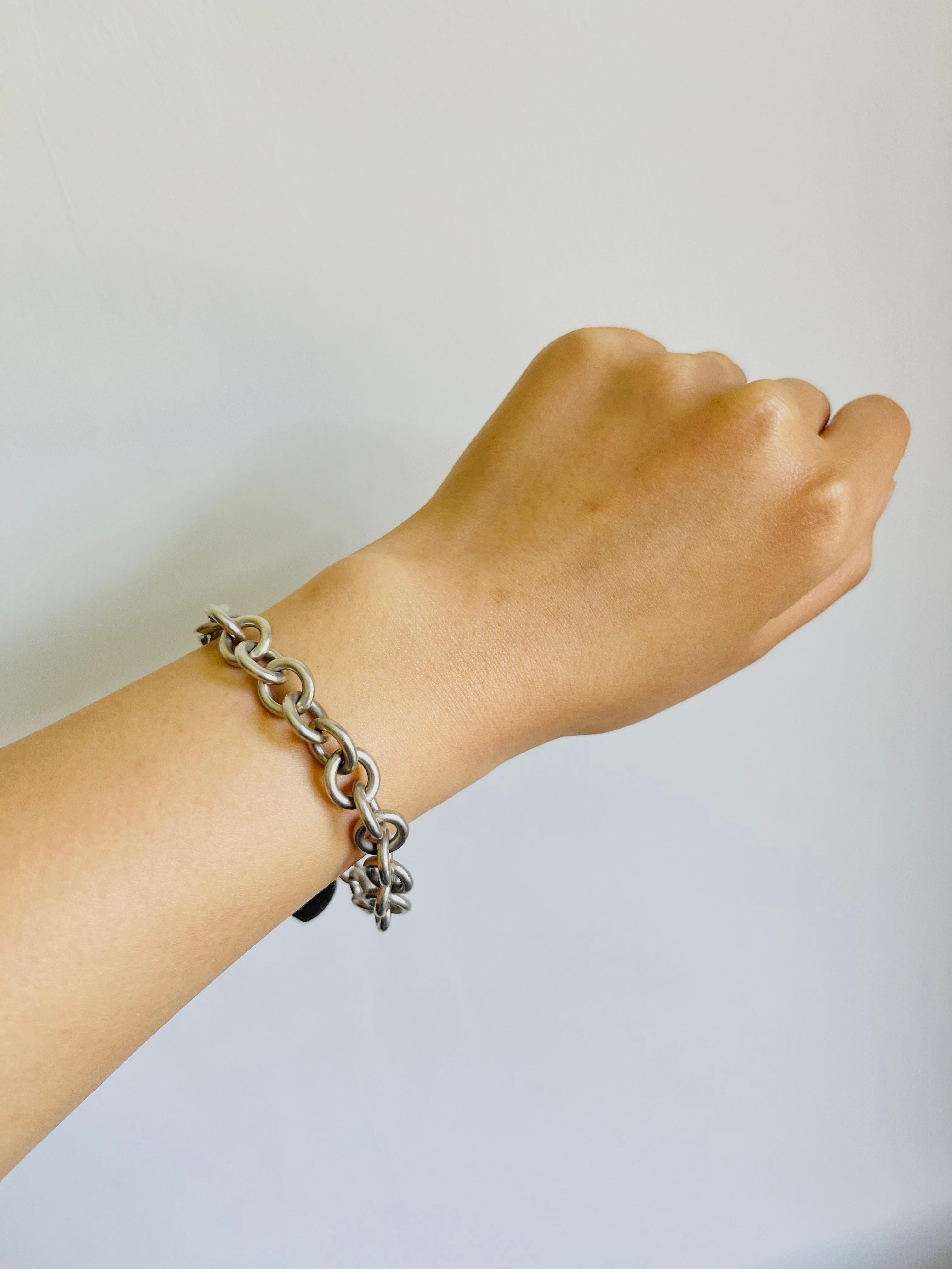 Tiffany & Co. Vintage ineinandergreifendes Vintage-Armband 925 Sterlingsilber mit Herz-Logo-Charm für Damen oder Herren im Angebot