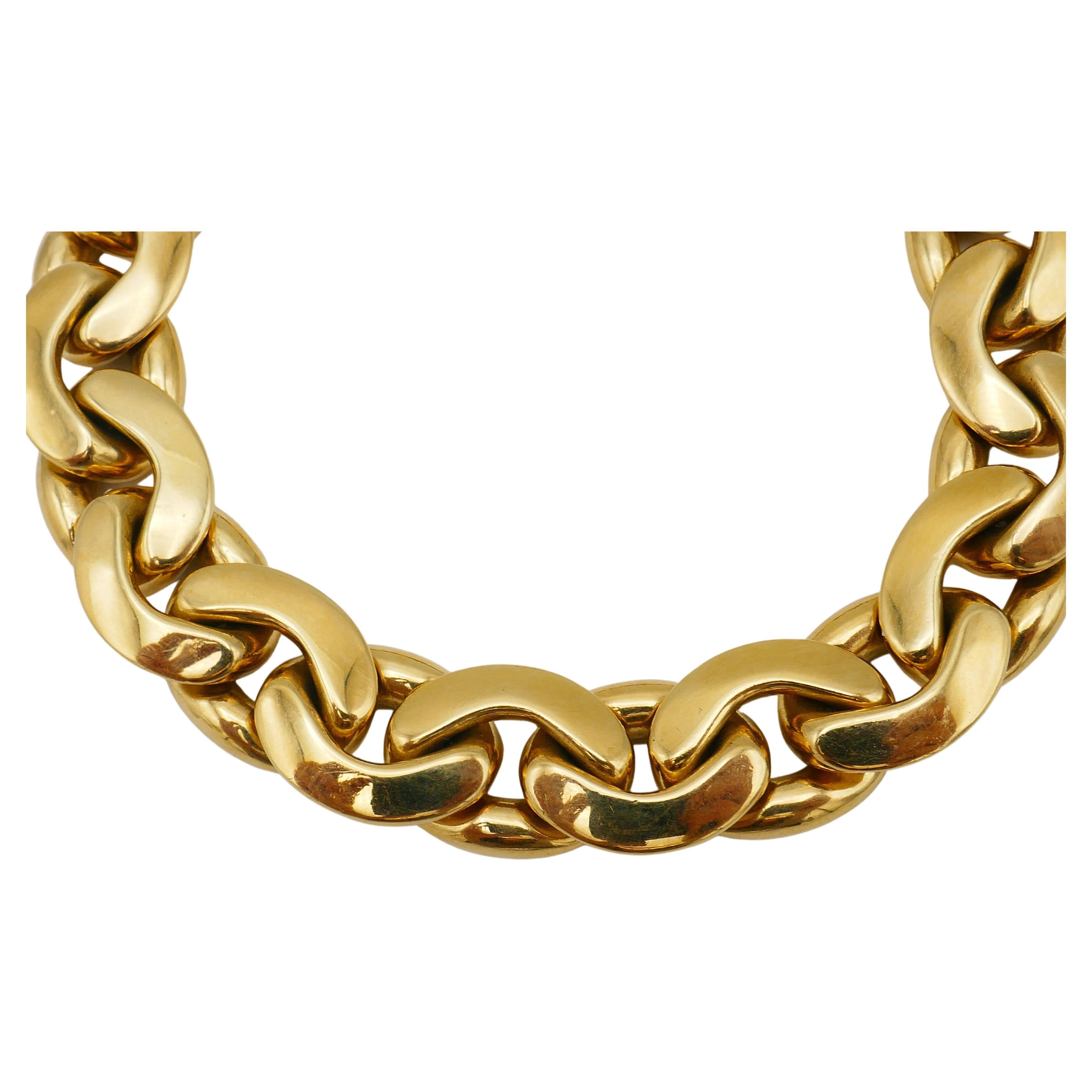 A vintage heavy yet flat link chain bracelet by Tiffany & Co. Made of 18k gold.
Stamped with Tiffany maker's mark, a hallmark for 18k gold and a country of origin (Italy).  
Measurements: 8 1/4