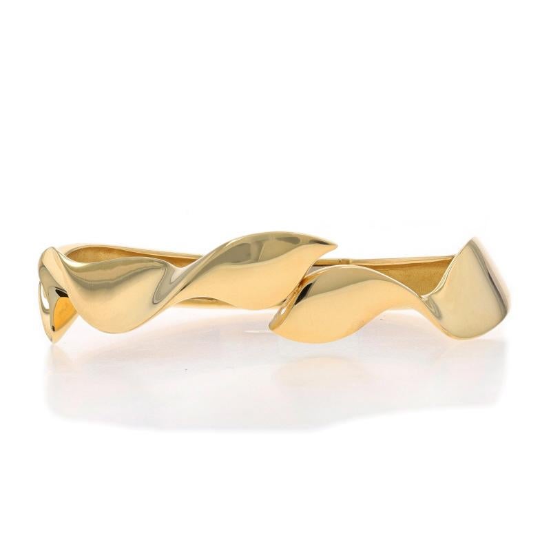 Marque : Tiffany & Co.
Époque : Vintage

Contenu du métal : Or jaune 18k

Style : Bracelet à charnière
Type de fermeture : Fermoir à glissière
Thème : Ruban

Mesures

Circonférence intérieure : 6 1/4