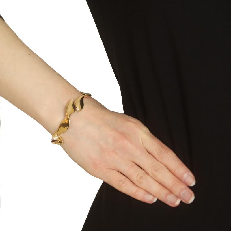 Tiffany & Co. Bracelet jonc vintage à charnière en or jaune 18 carats avec ruban de 6 1/4 pouces Excellent état - En vente à Greensboro, NC
