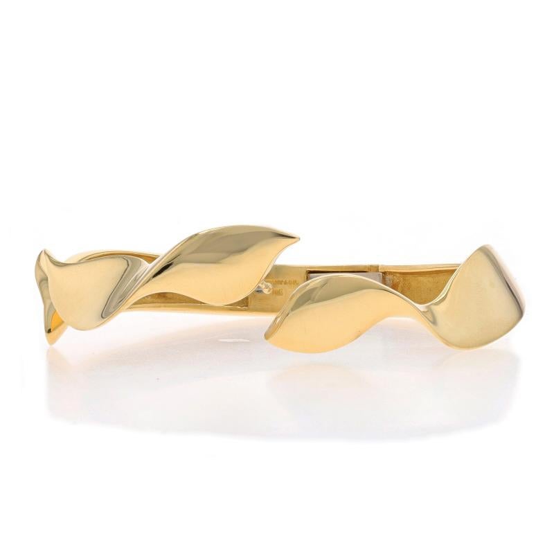 Tiffany & Co. Bracelet jonc vintage à charnière en or jaune 18 carats avec ruban de 6 1/4 pouces Pour femmes en vente